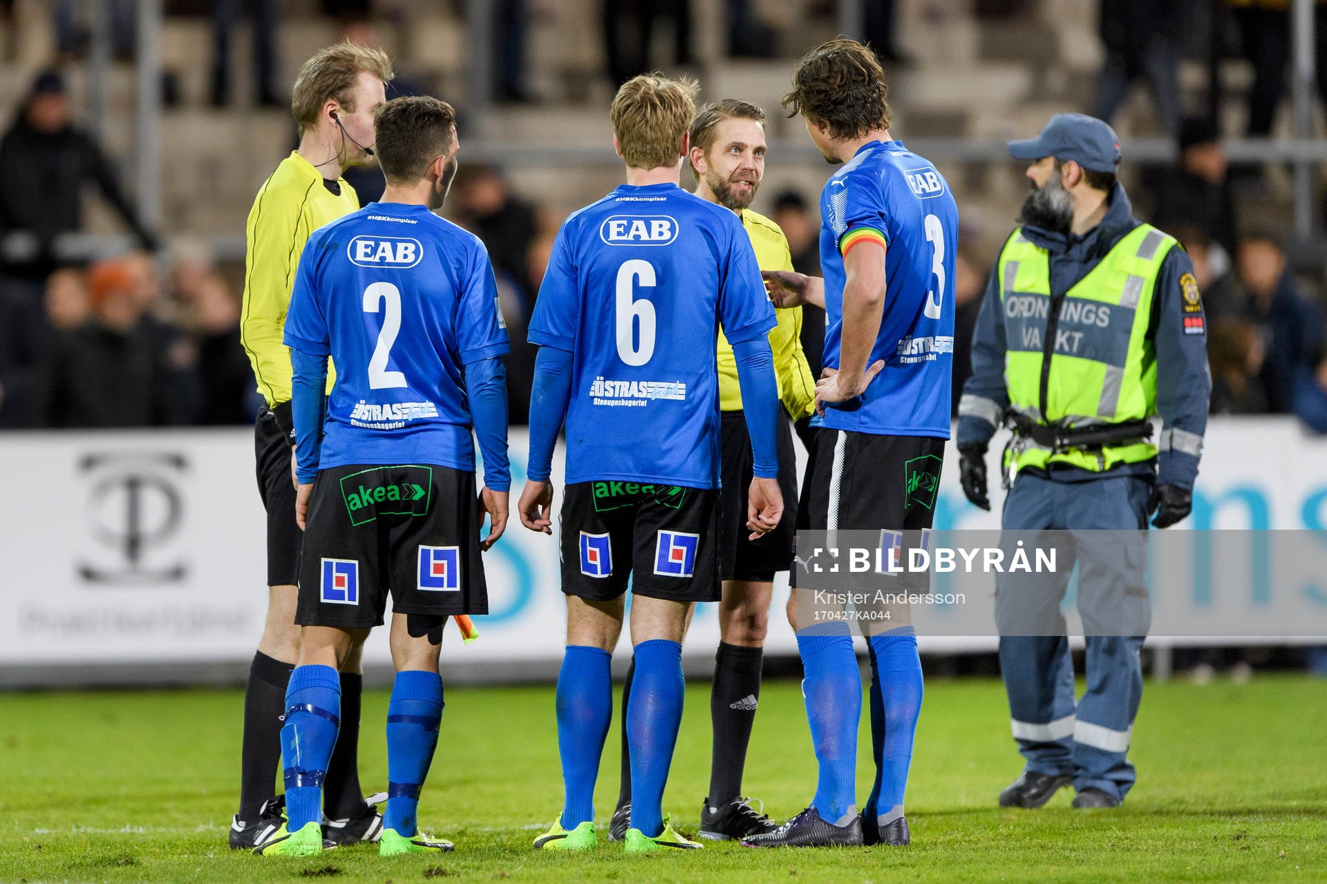 Halmstads Fredrik Liverstam i diskussion med domare Johan