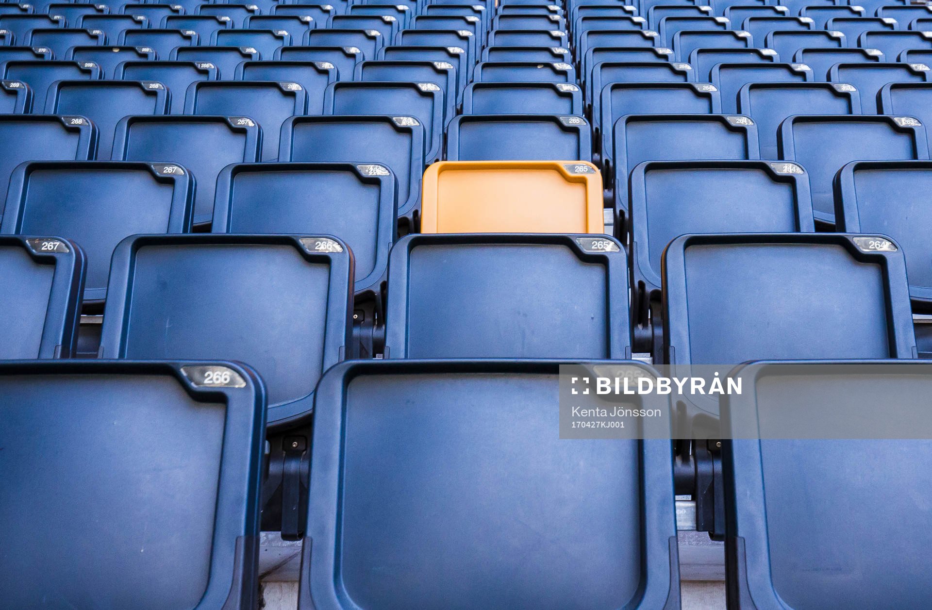 Stolar på läktaren i Friends Arena innan fotbollsmatchen
