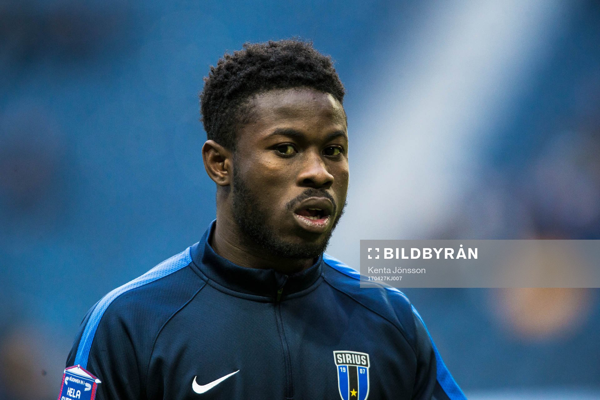 Sirius Kingsley Sarfo innan fotbollsmatchen i Allsvenskan
