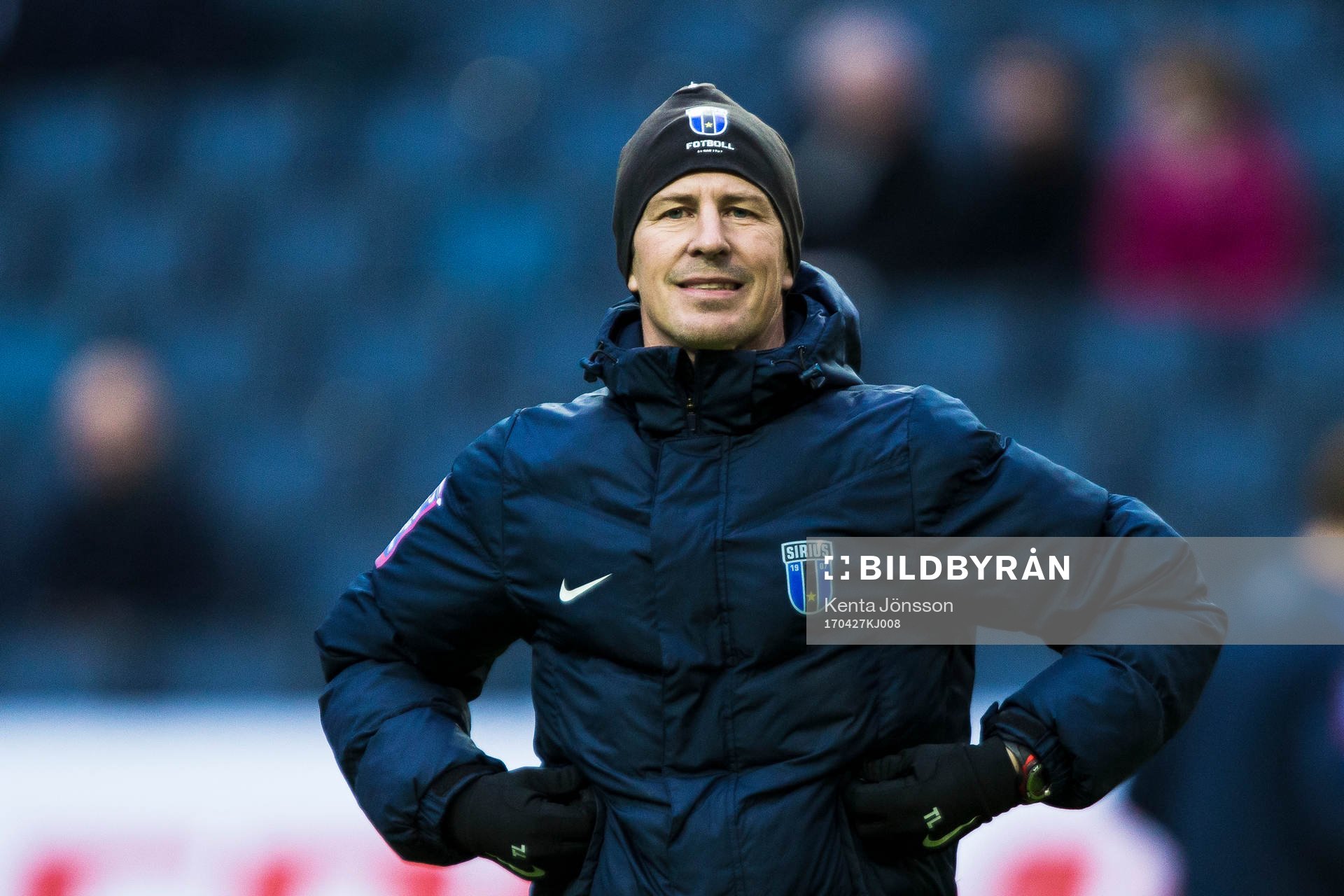Sirius tränare Thomas Lagerlöf innan fotbollsmatchen i
