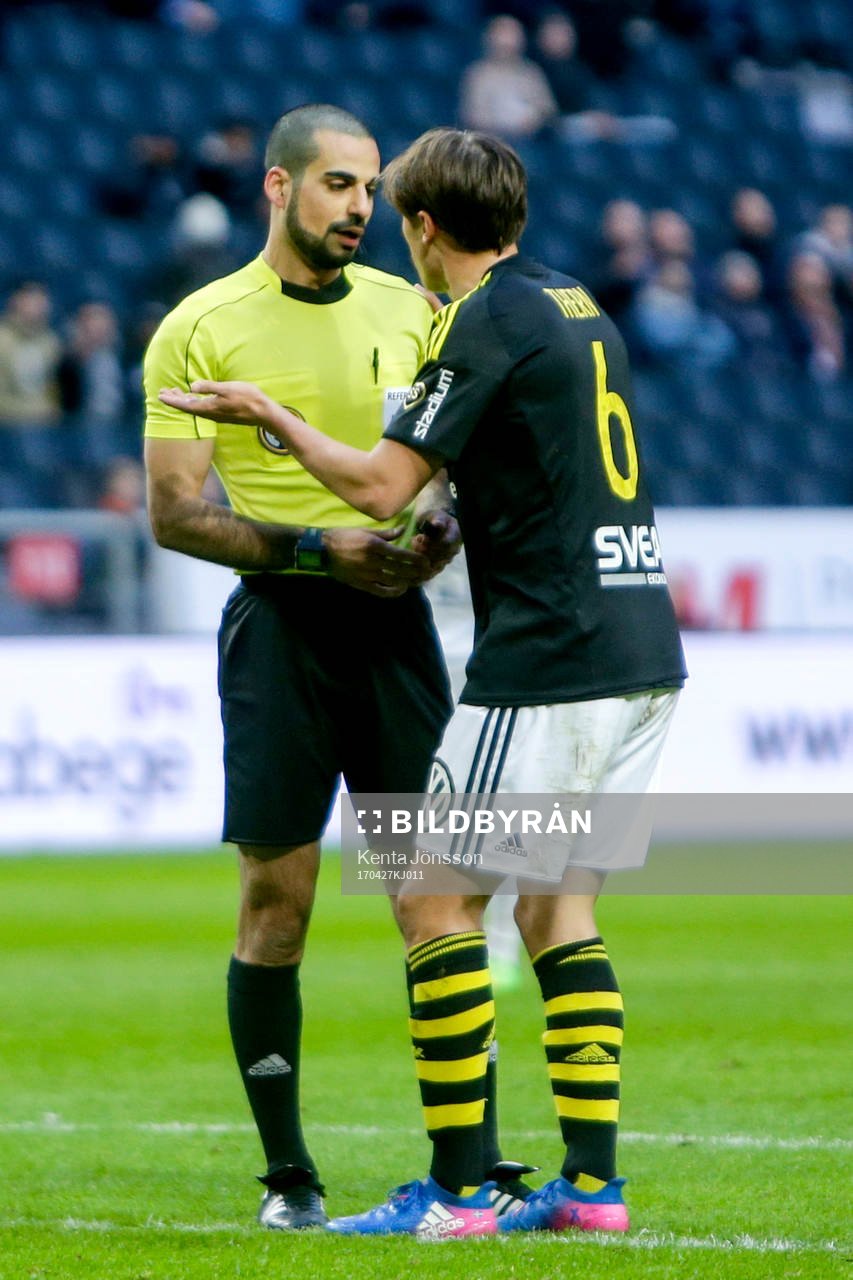 s Simon Thern diskuterar med domare Mohammed Al-Hakim