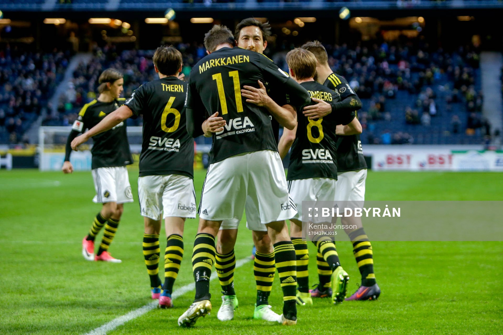 AIK:s Eero Markkanen jublar med lagkamrater efter 1-0 under fotbollsmatchen i Allsvenskan mellan AIK och Sirius den 27 April 2017 i Solna. 
