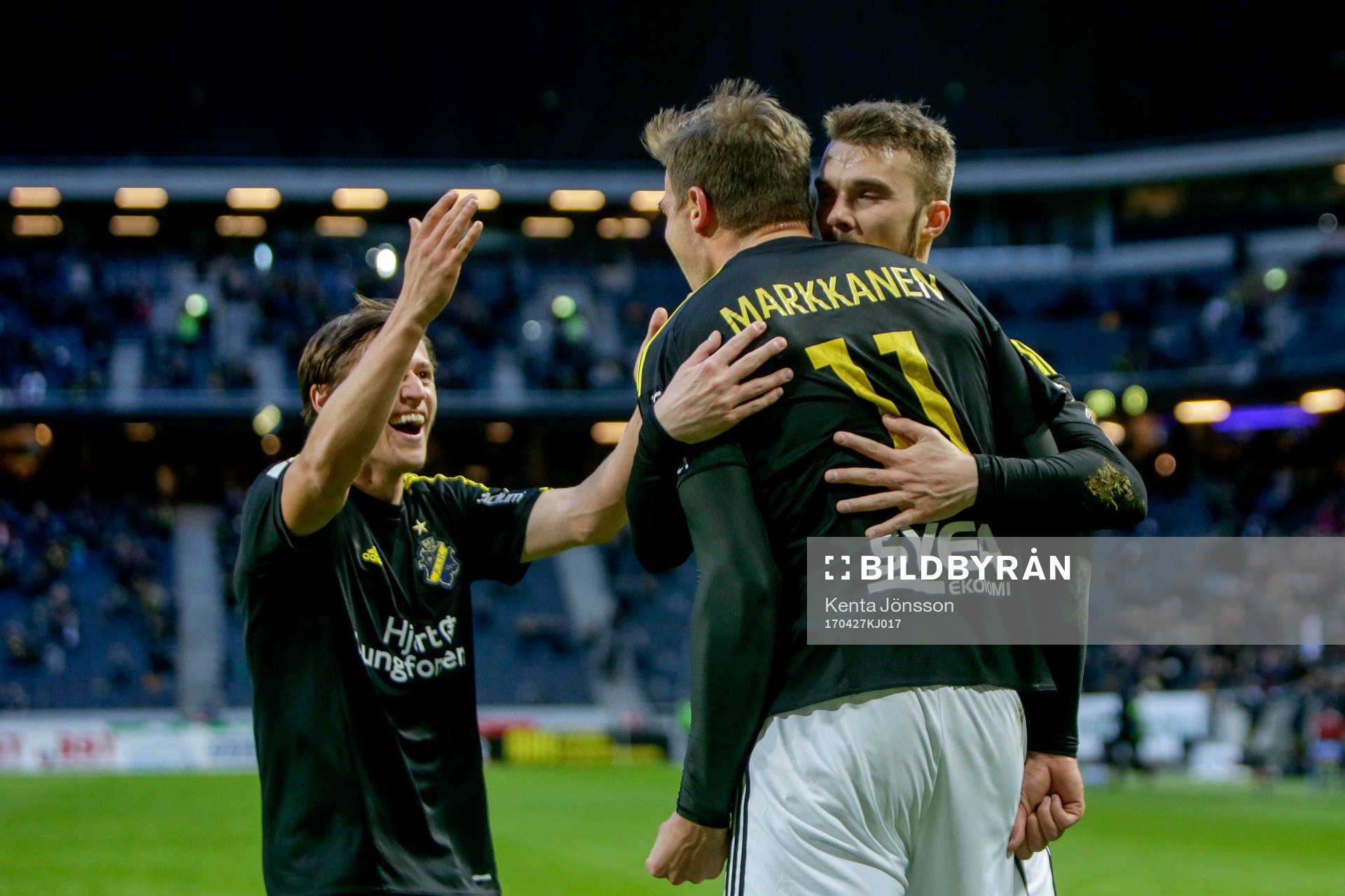 s Eero Markkanen, Simon Thern och Stipe Vrdoljak jublar