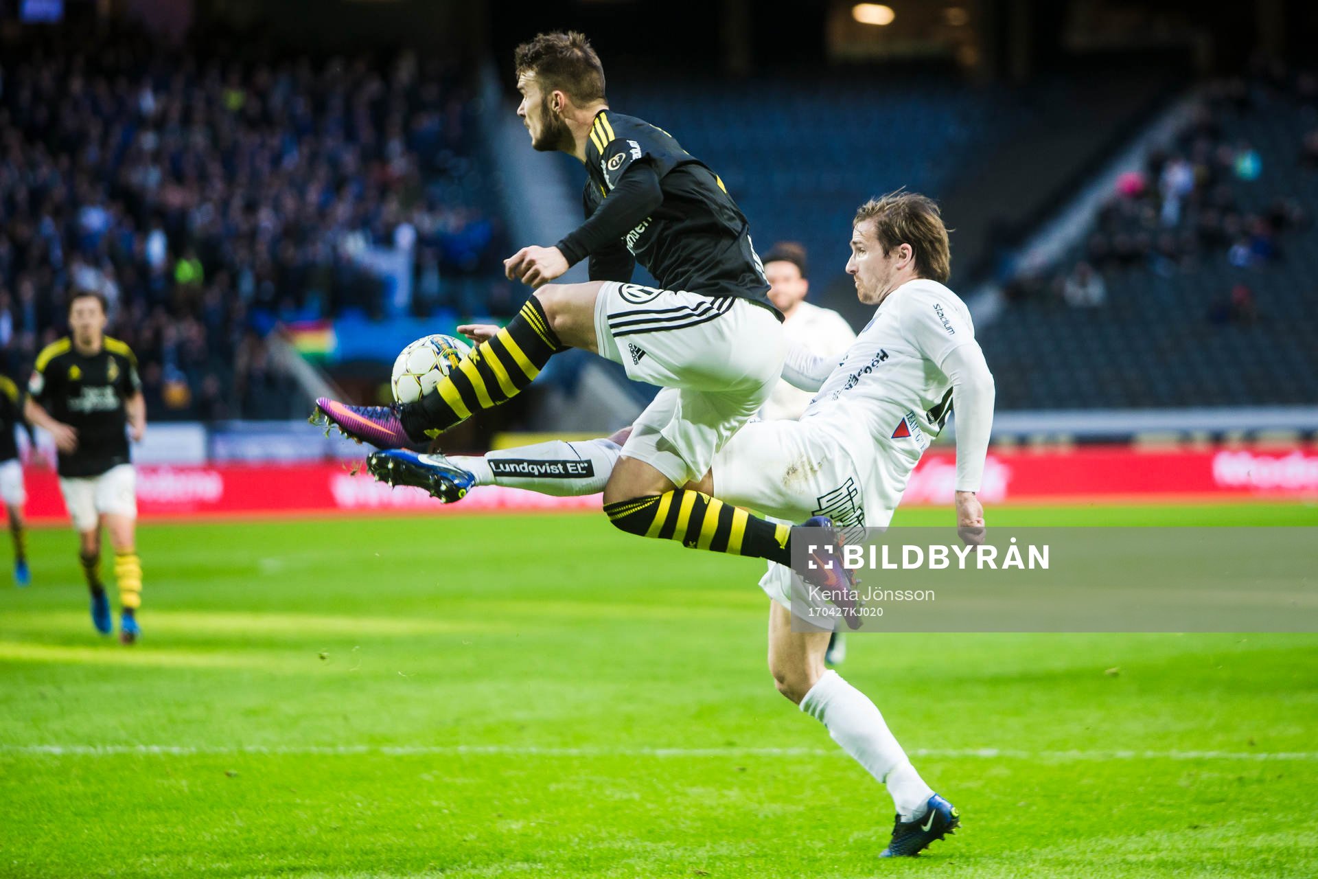 AIK:s Stipe Vrdoljak i kamp om bollen med Sirius Jesper Arvidsson i en situation där AIK:s spelare vill ha straff under fotbollsmatchen i Allsvenskan mellan AIK och Sirius den 27 April 2017 i Solna.