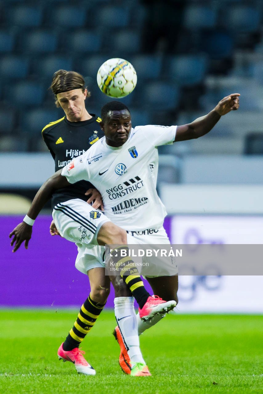 s Kristoffer Olsson i kamp om bollen med Sirius Moses Ogbu
