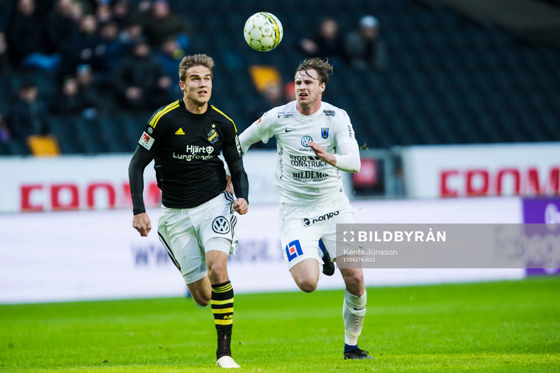 AIK:s Eero Markkanen i kamp om bollen med Sirius Daniel Jarl under fotbollsmatchen i Allsvenskan mellan AIK och Sirius den 27 April 2017 i Solna.