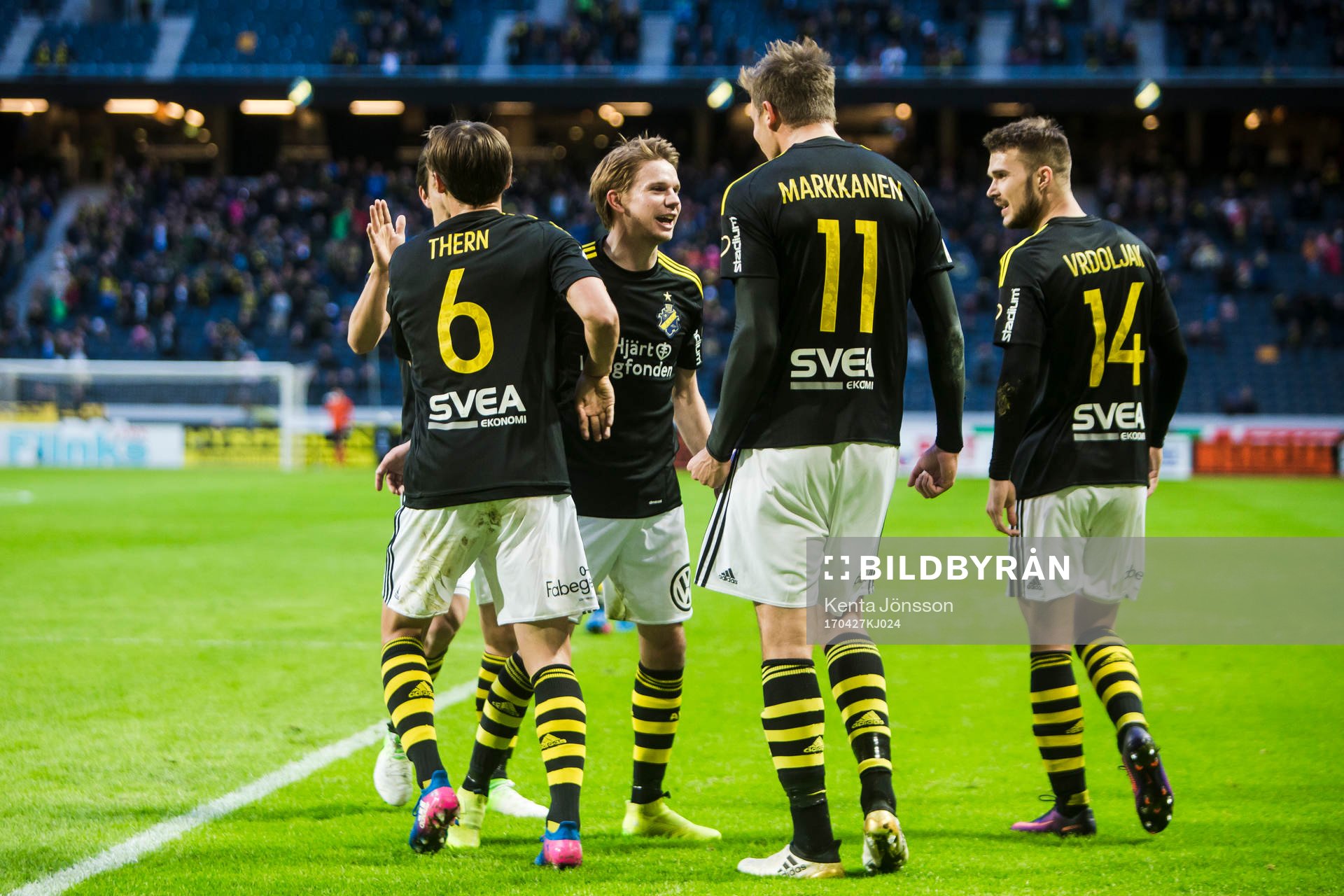 s Eero Markkanen jublar med Simon Thern , Johan Blomberg