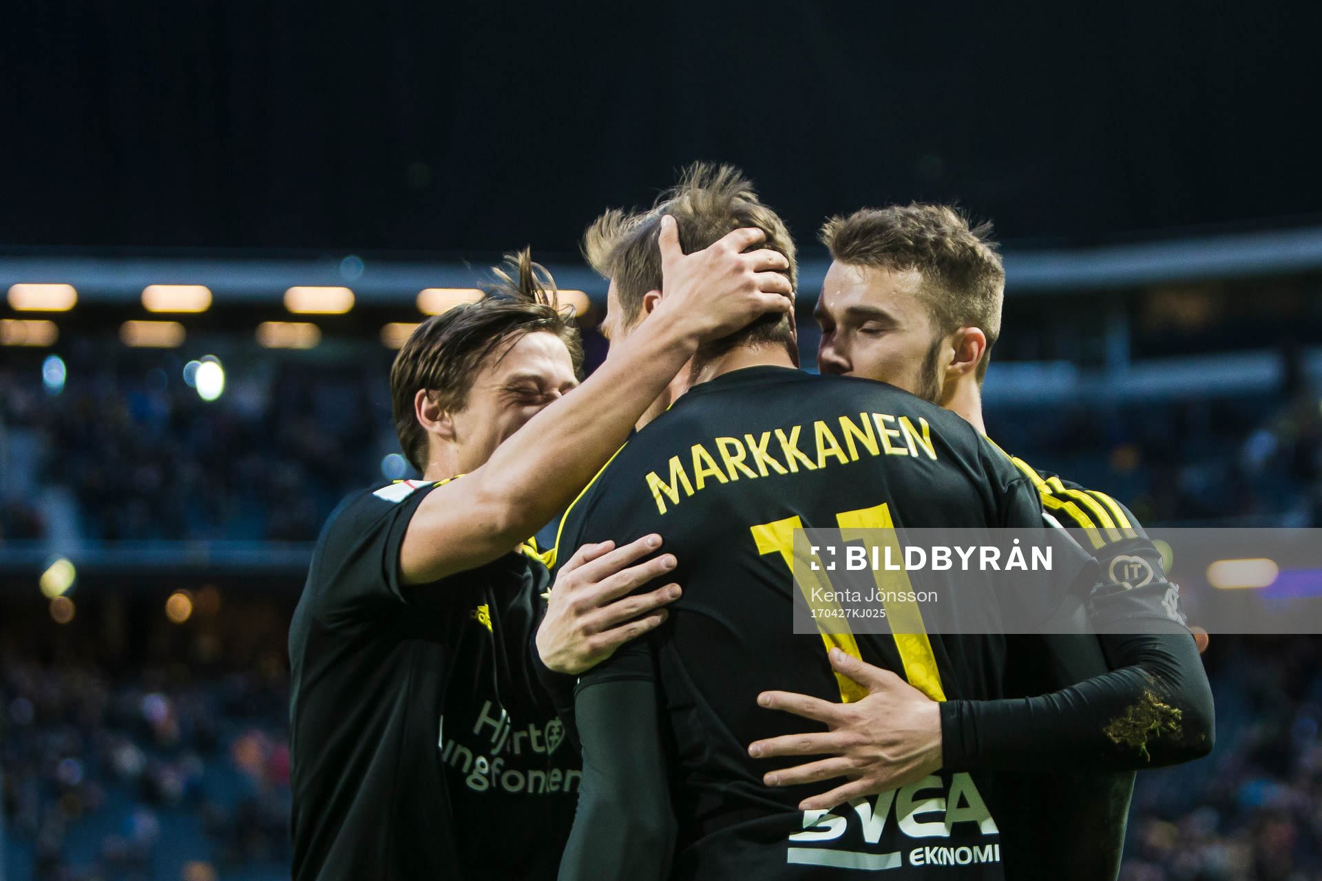 s Eero Markkanen jublar med Simon Thern och Stipe Vrdoljak