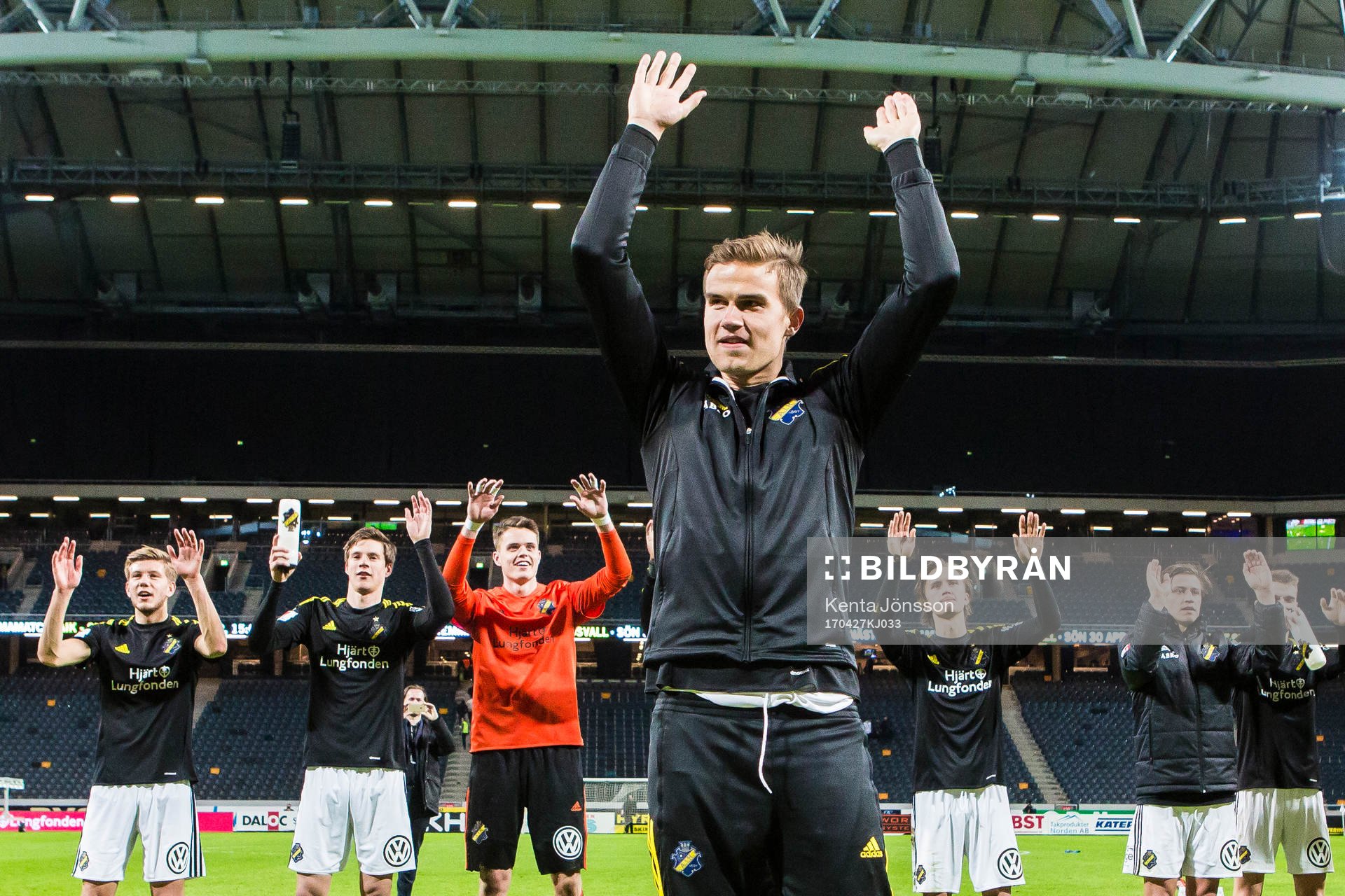AIK:s Eero Markkanen jublar efter fotbollsmatchen i Allsvenskan mellan AIK och Sirius den 27 April 2017 i Solna. 