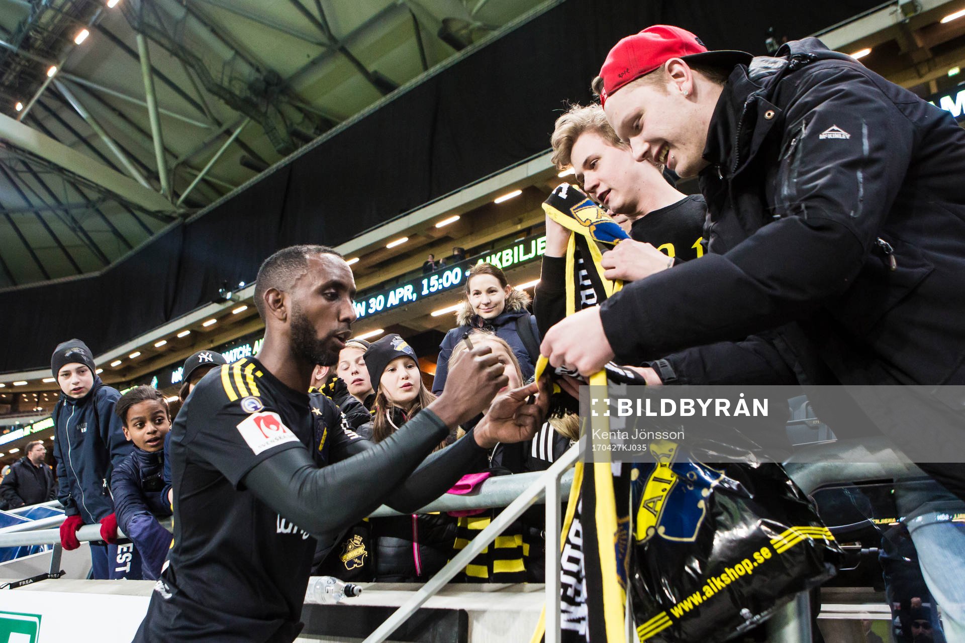 s Henok Goitom skriver autografer