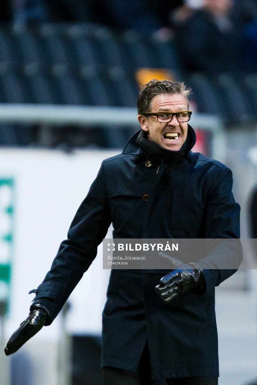 s tränare Rikard Norling reagerar