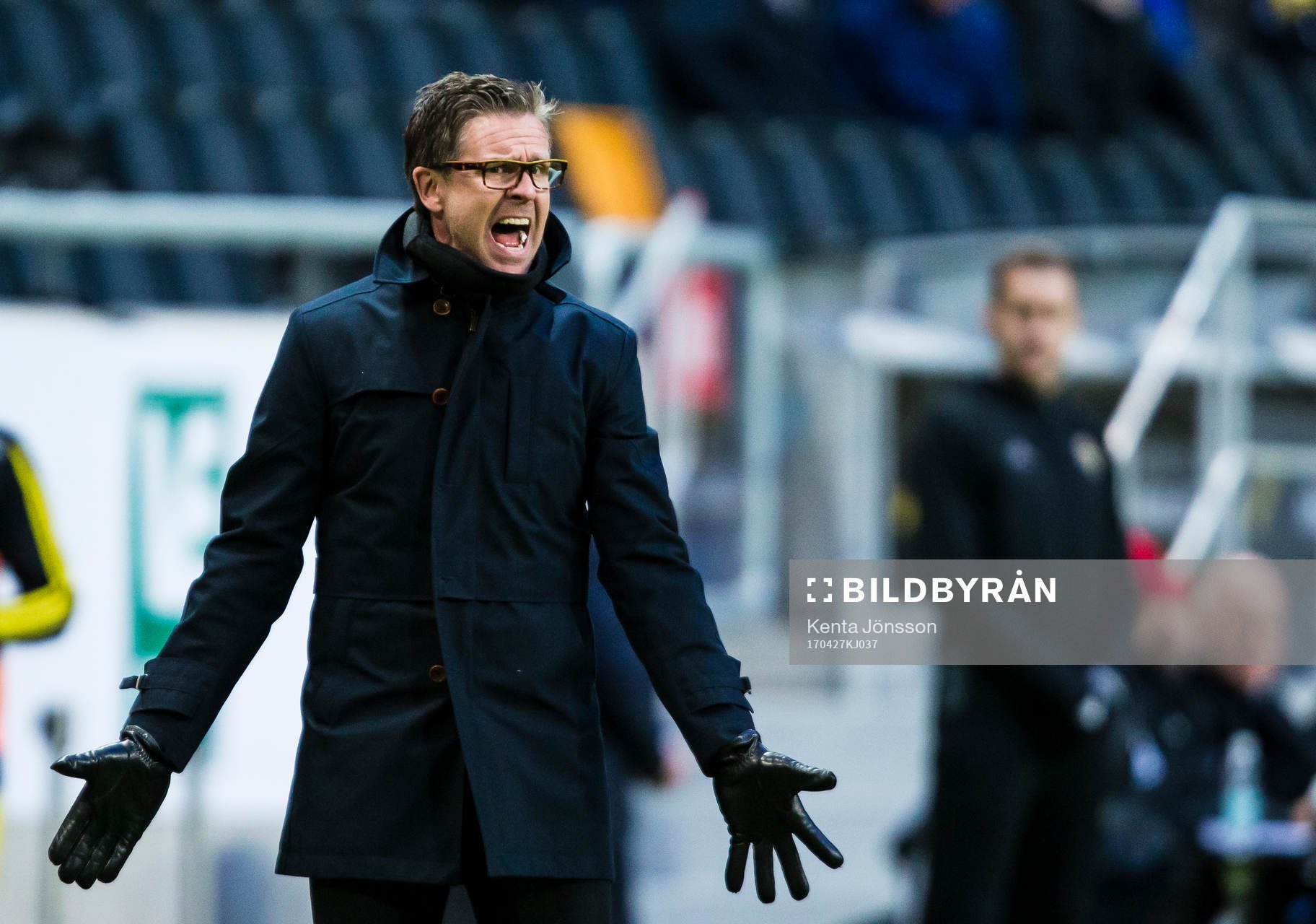 s tränare Rikard Norling reagerar