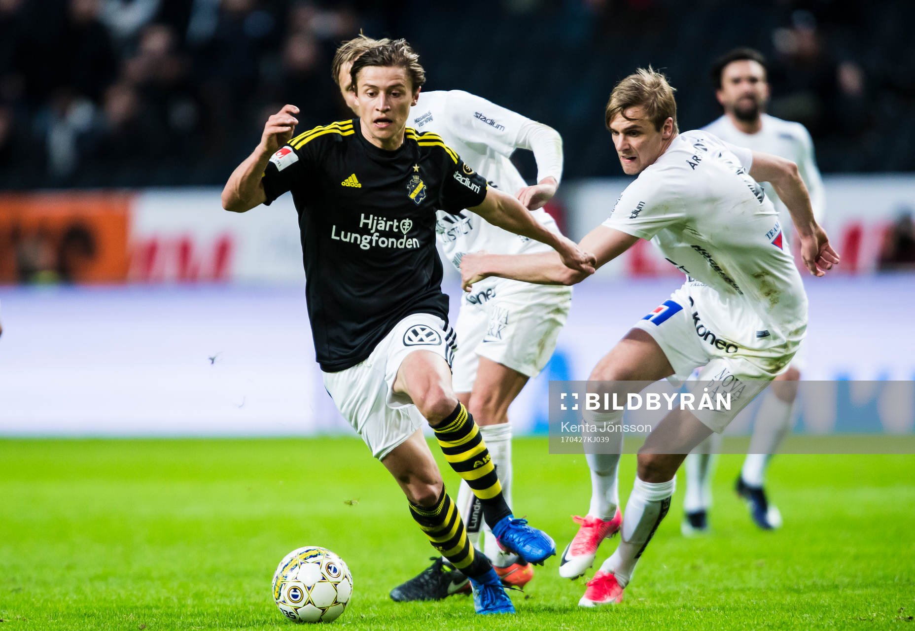 s Simon Thern i kamp om bollen med Sirius Oscar Pehrsson