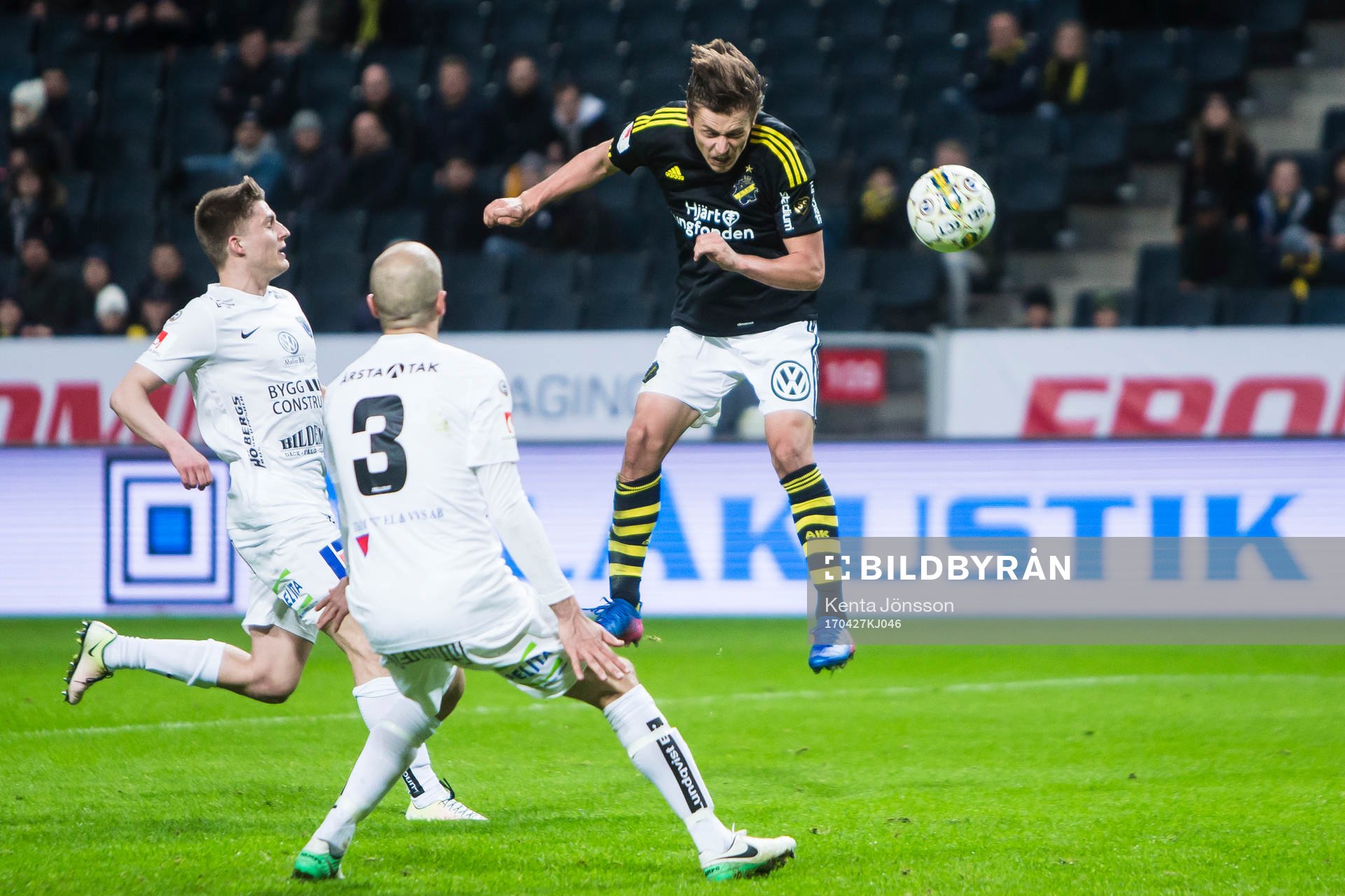 s Simon Thern med en nick mot mål