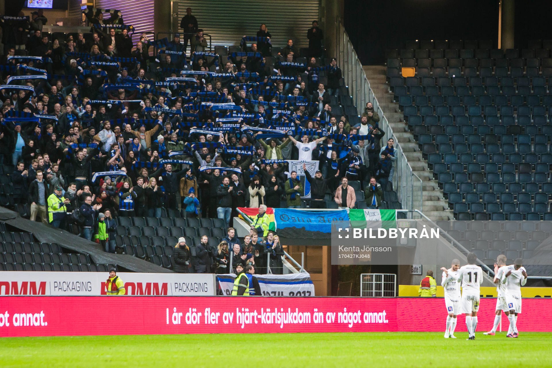 Sirius supportrar tackar Sirius spelare
