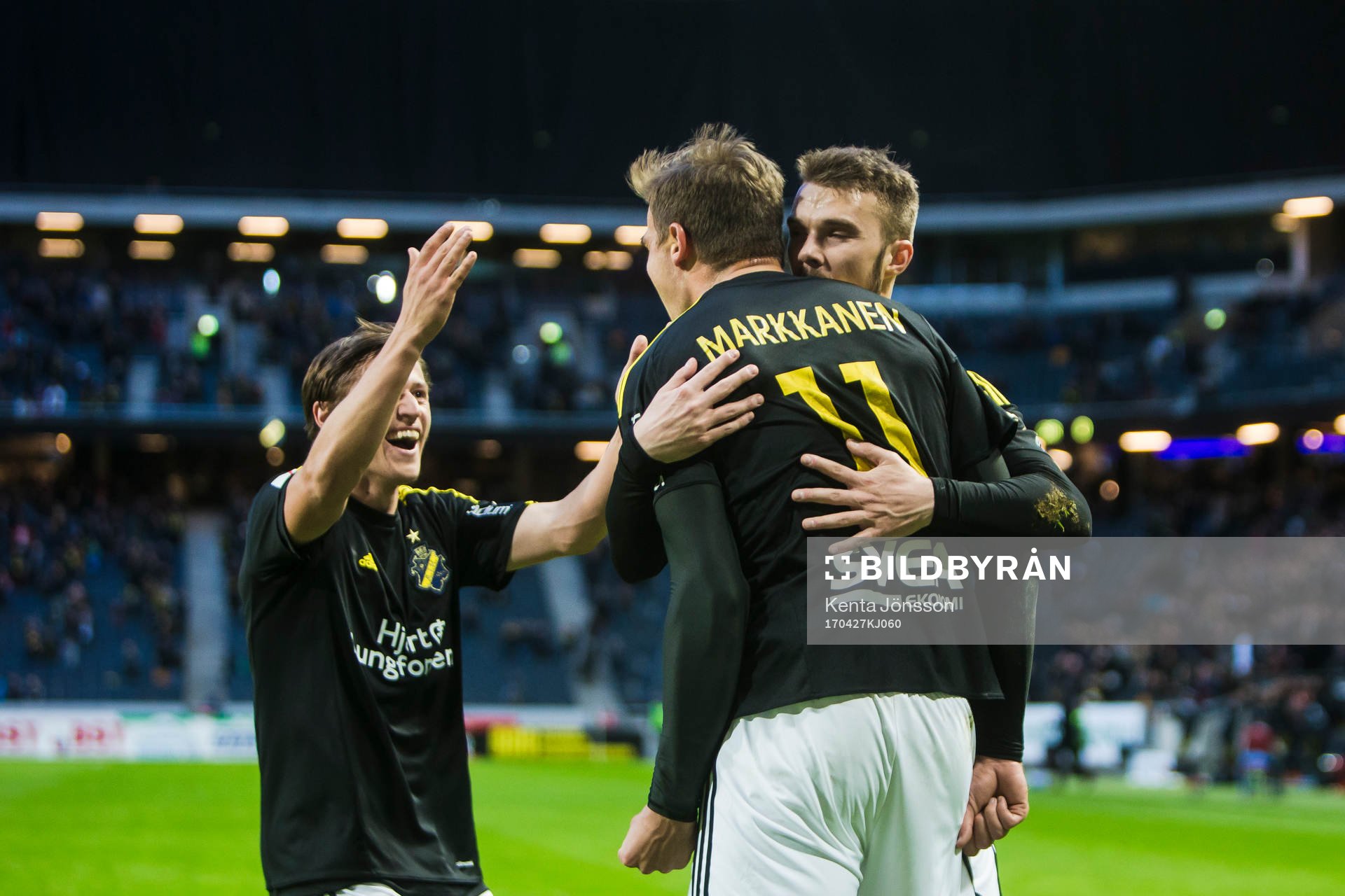 s Eero Markkanen jublar med Simon Thern och Stipe Vrdoljak
