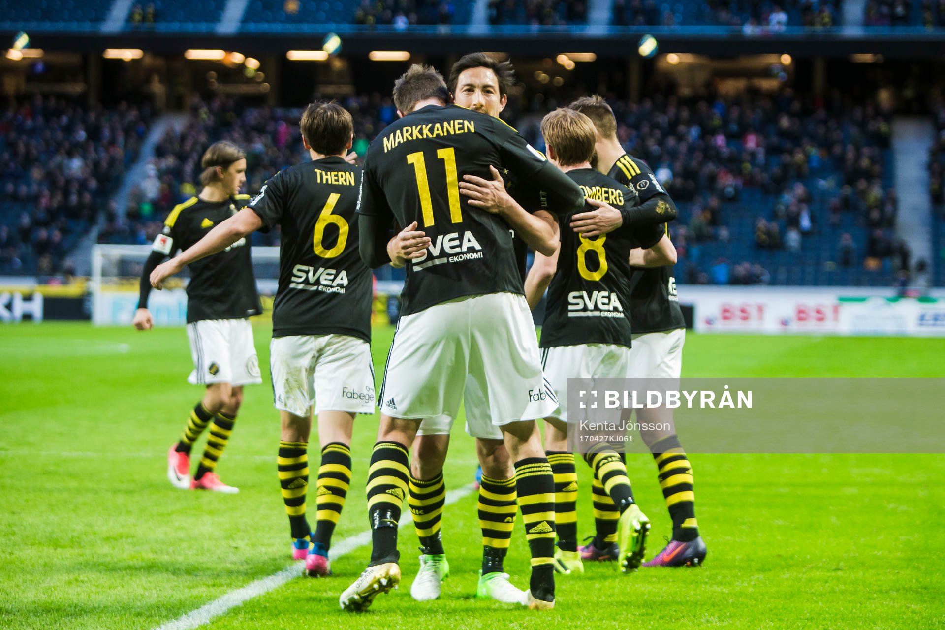 AIK:s Eero Markkanen jublar med Stefan Ishizaki efter 1-0 under fotbollsmatchen i Allsvenskan mellan AIK och Sirius den 27 April 2017 i Solna. 