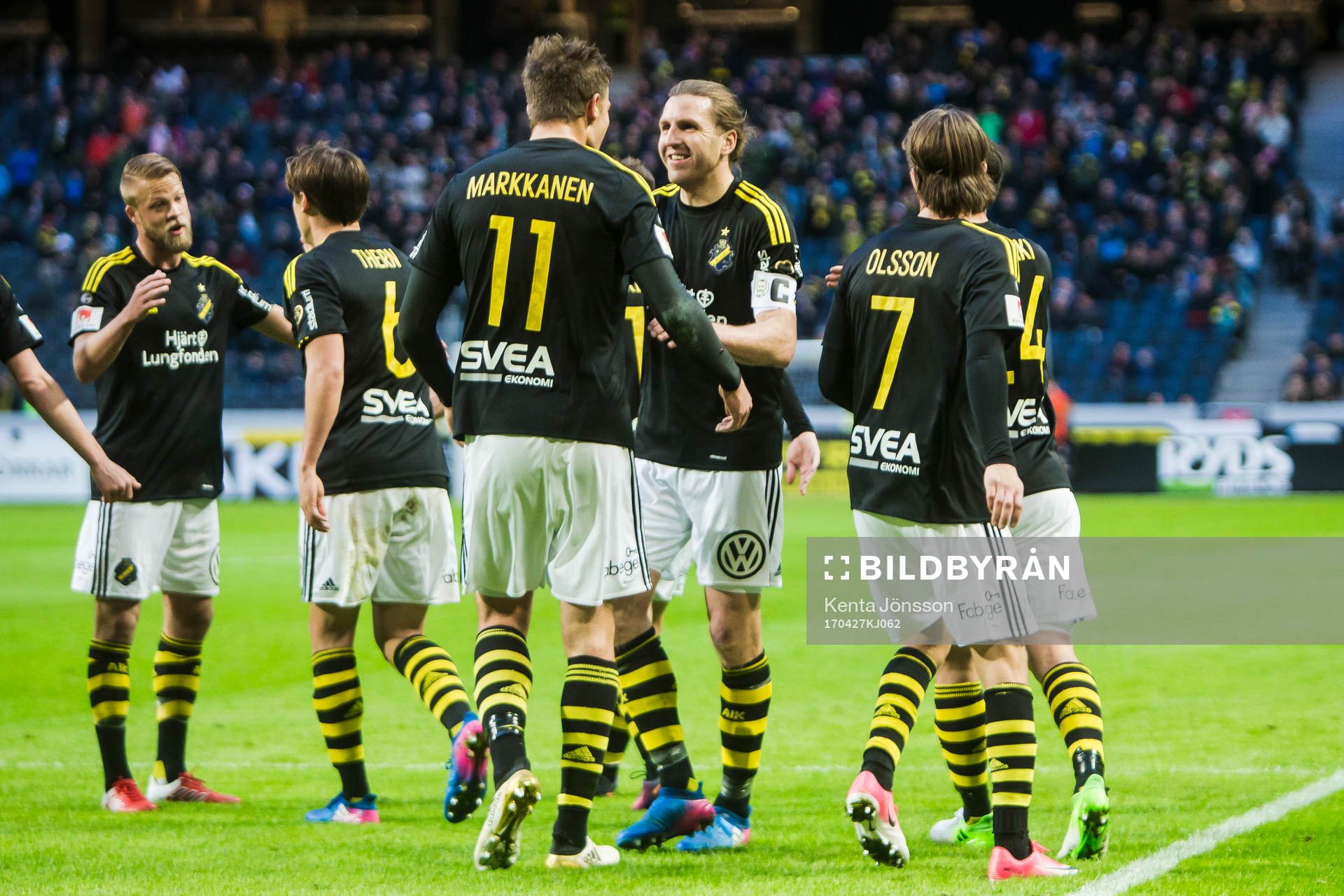 AIK:s Eero Markkanen jublar med Nils-Eric Johansson efter 1-0 under fotbollsmatchen i Allsvenskan mellan AIK och Sirius den 27 April 2017 i Solna.