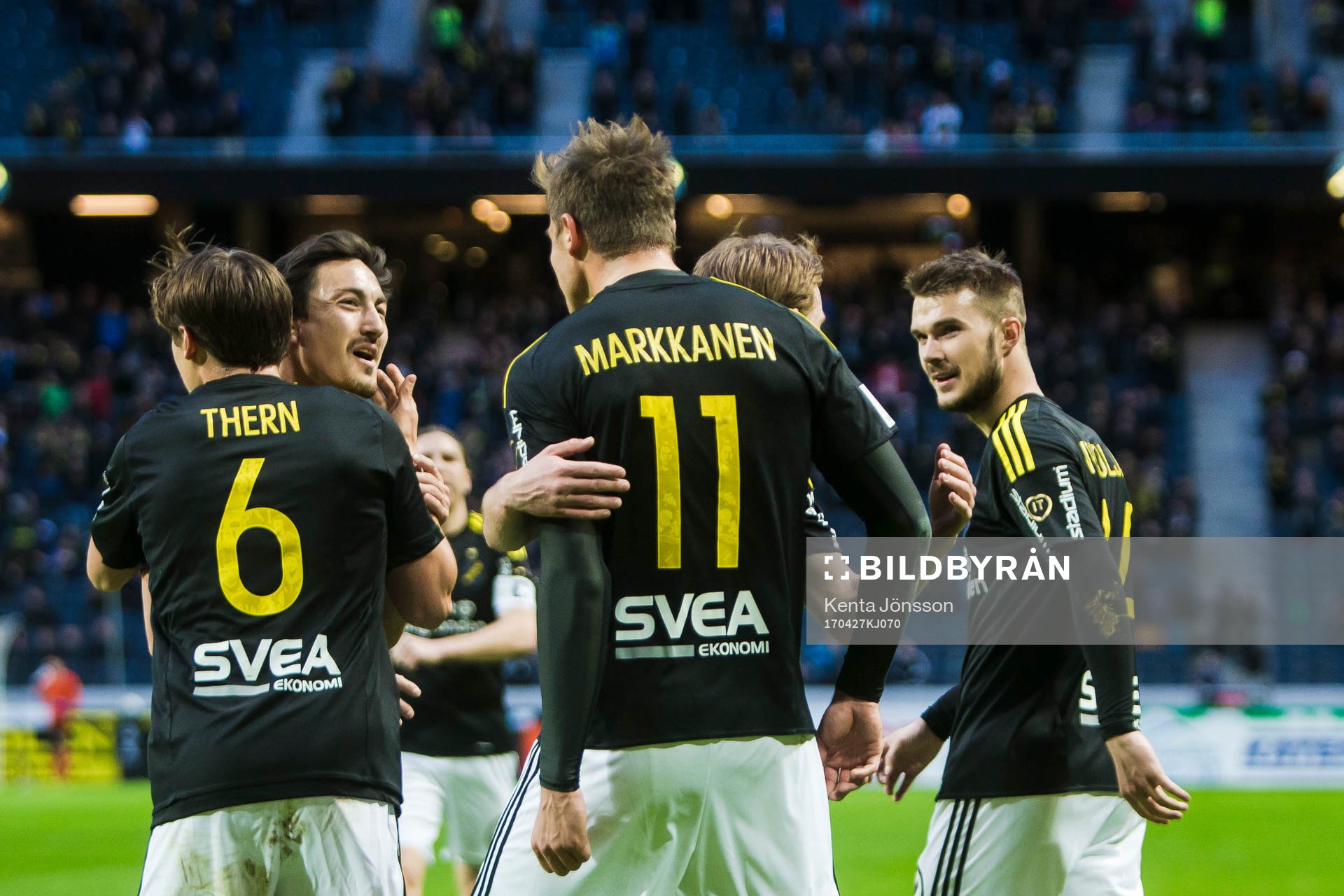 AIK:s Eero Markkanen jublar med Stefan Ishizaki , Simon Thern och Stipe Vrdoljak efter 1-0 under fotbollsmatchen i Allsvenskan mellan AIK och Sirius den 27 April 2017 i Solna.