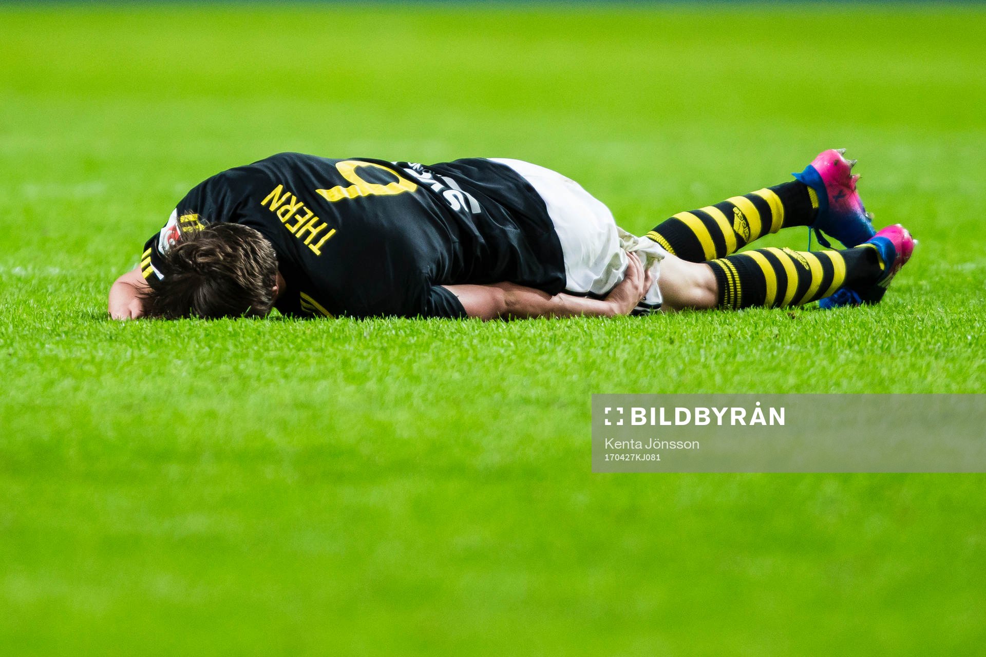 s Simon Thern har ont