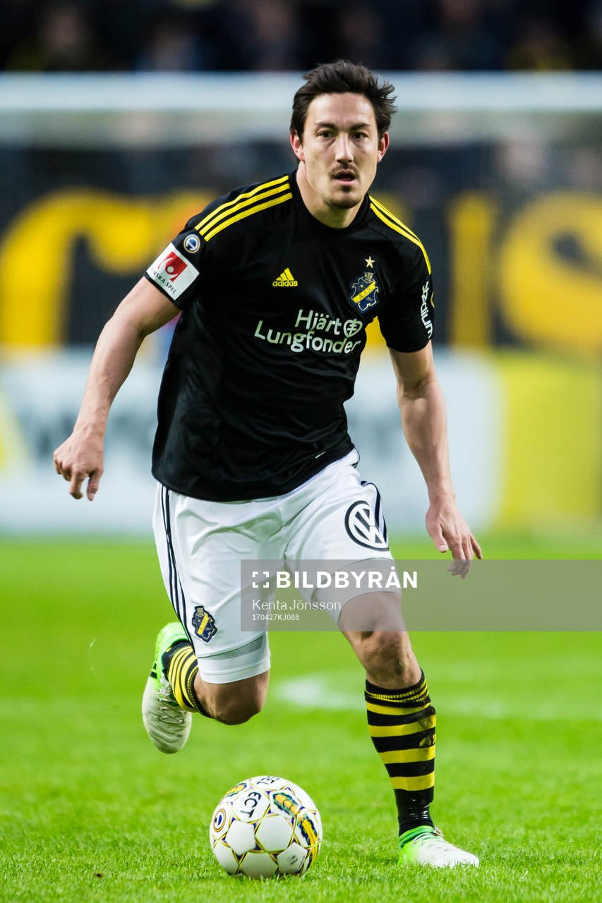 AIK:s Stefan Ishizaki i aktion under fotbollsmatchen i Allsvenskan mellan AIK och Sirius den 27 April 2017 i Solna. 