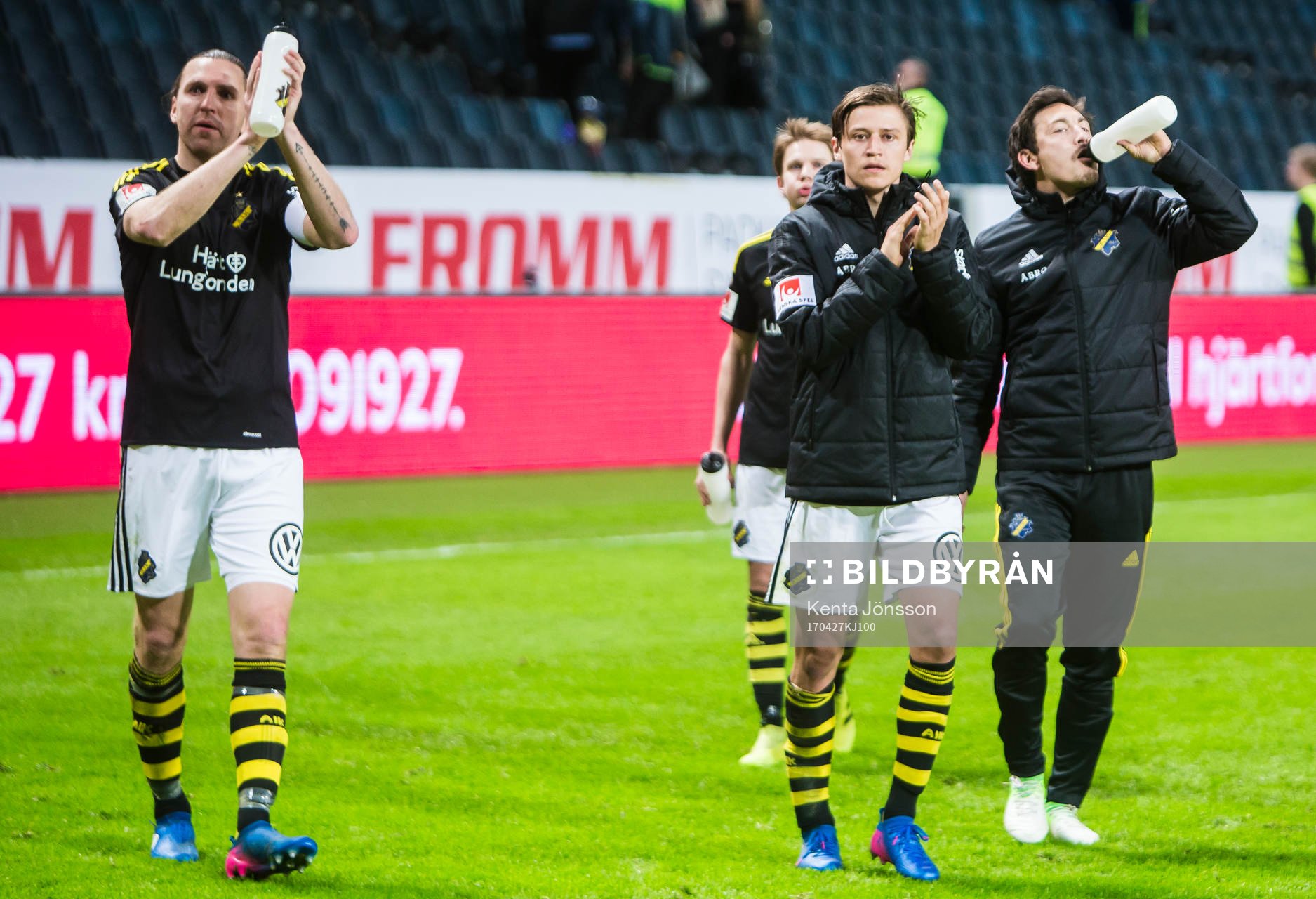 AIK:s Nils-Eric Johansson och Simon Thern applåderar publiken efter fotbollsmatchen i Allsvenskan mellan AIK och Sirius den 27 April 2017 i Solna.