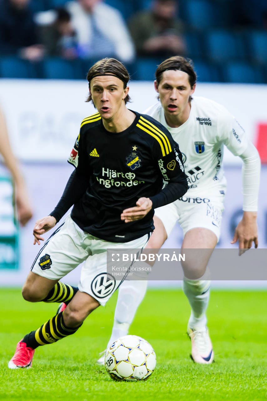 s Kristoffer Olsson i kamp om bollen med Sirius Daniel Jarl