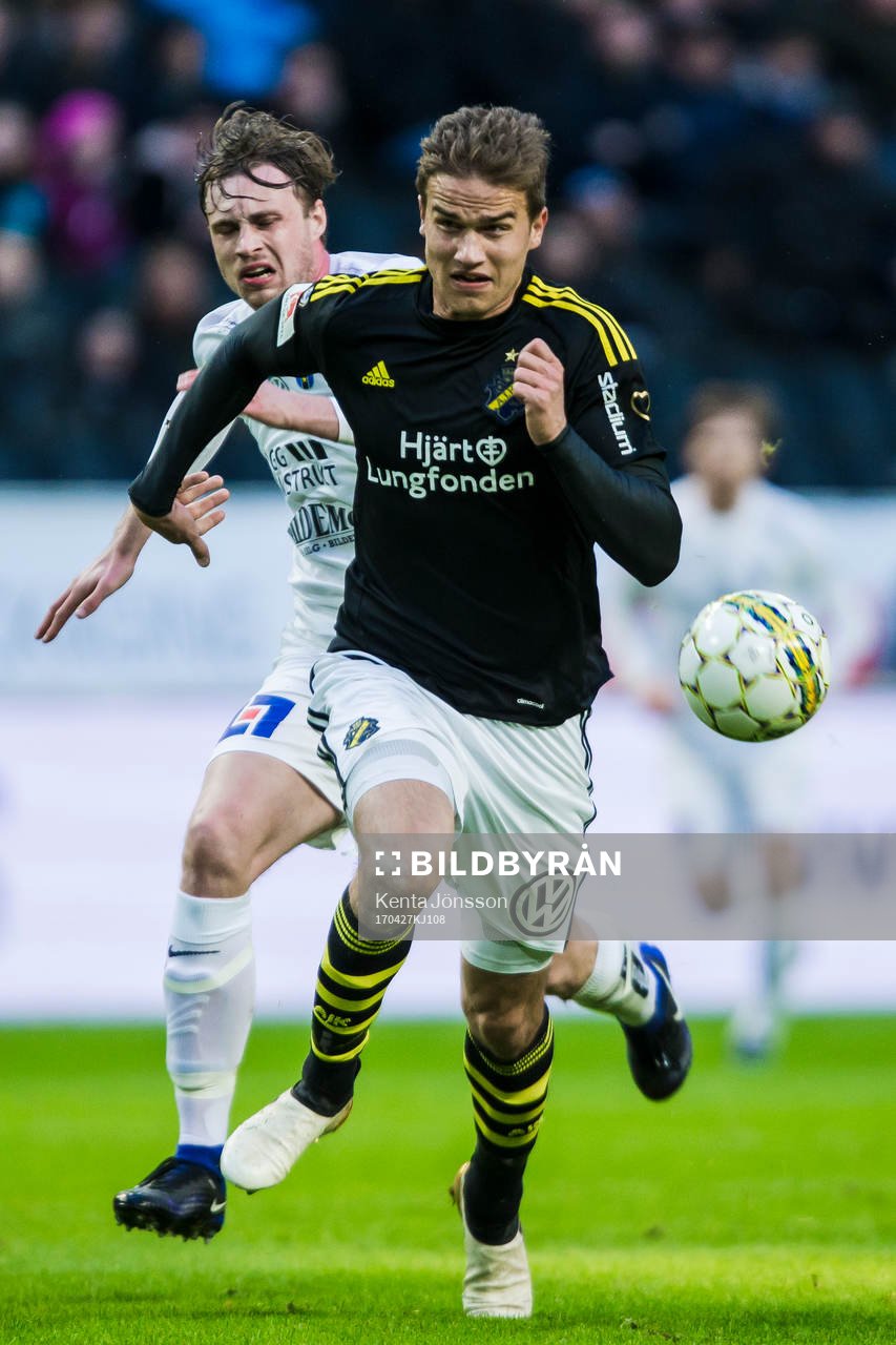 AIK:s Eero Markkanen i kamp om bollen med Sirius Daniel Jarl under fotbollsmatchen i Allsvenskan mellan AIK och Sirius den 27 April 2017 i Solna.
