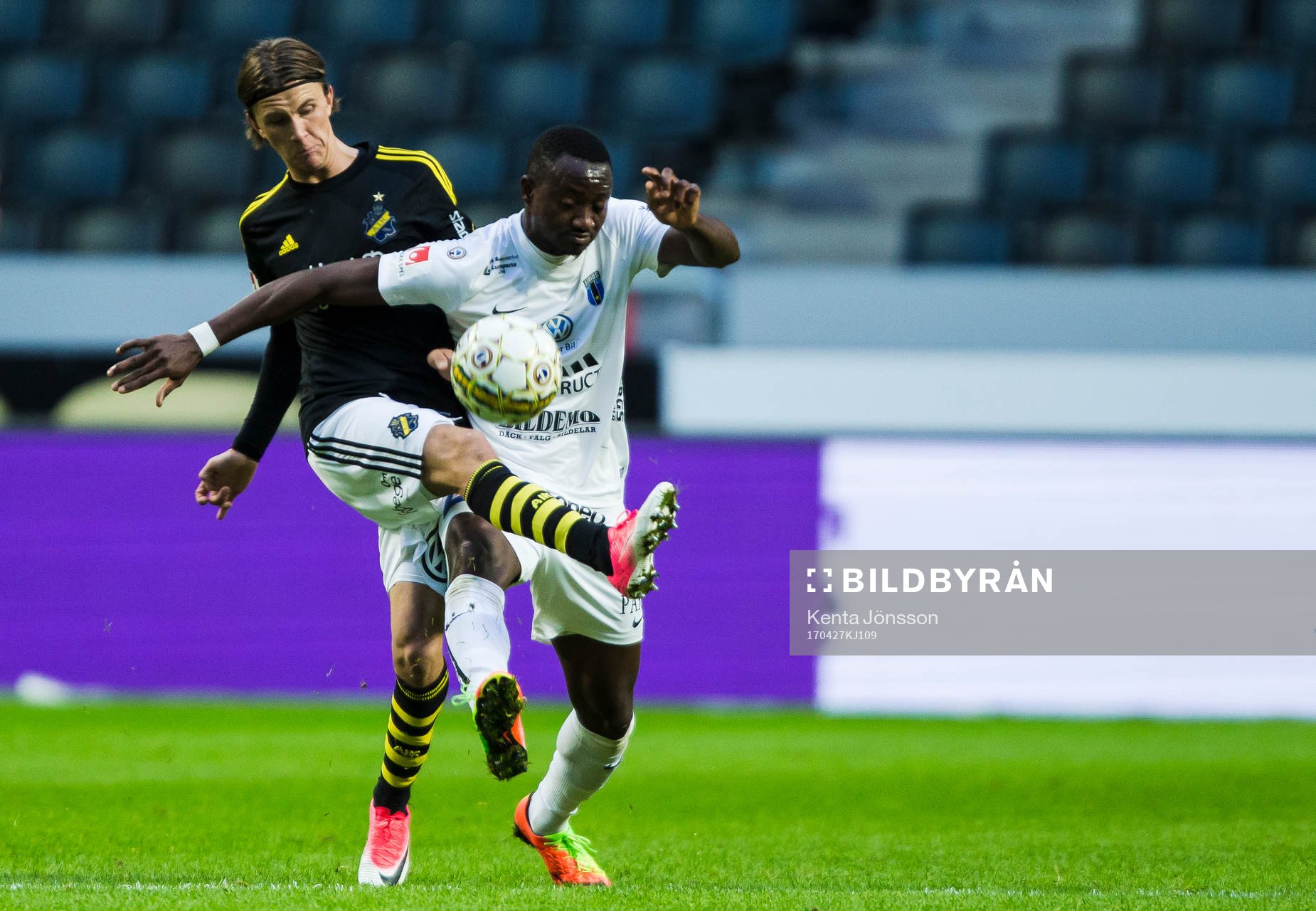 s Kristoffer Olsson i kamp om bollen med Sirius Moses Ogbu