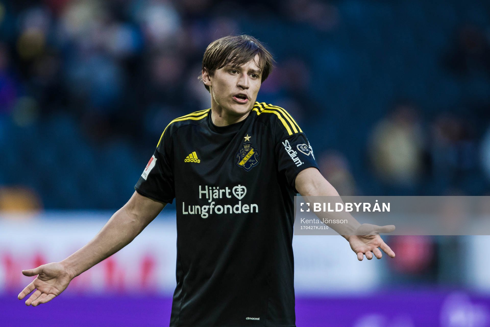 s Simon Thern gestikulerar