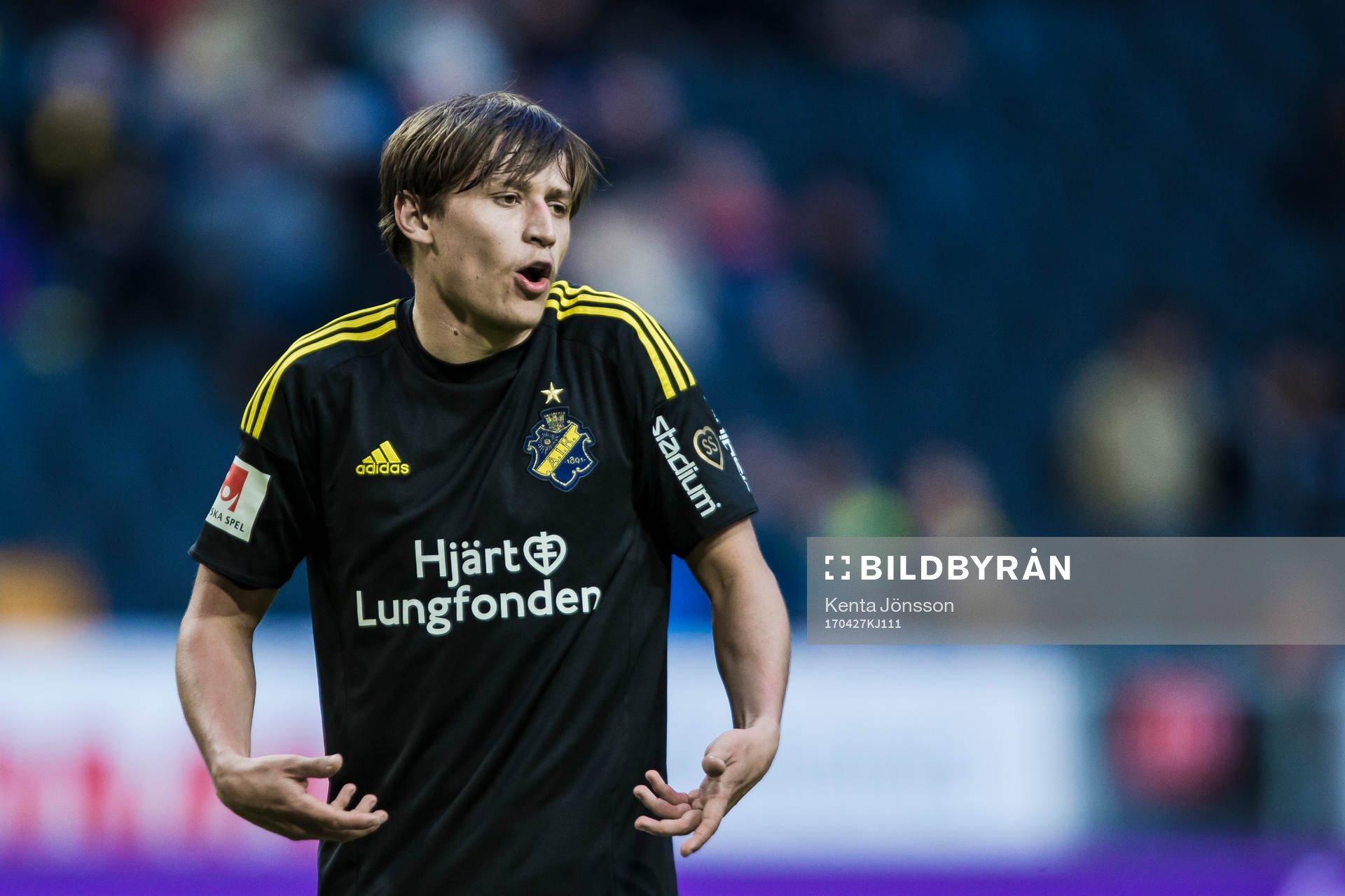 s Simon Thern gestikulerar