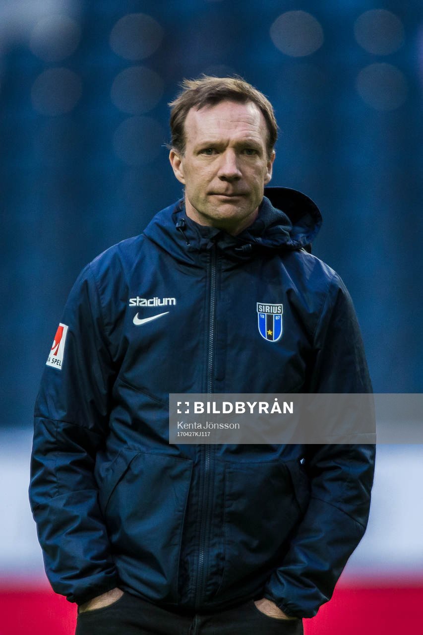 Sirius tränare Kim Bergstrand innan fotbollsmatchen i