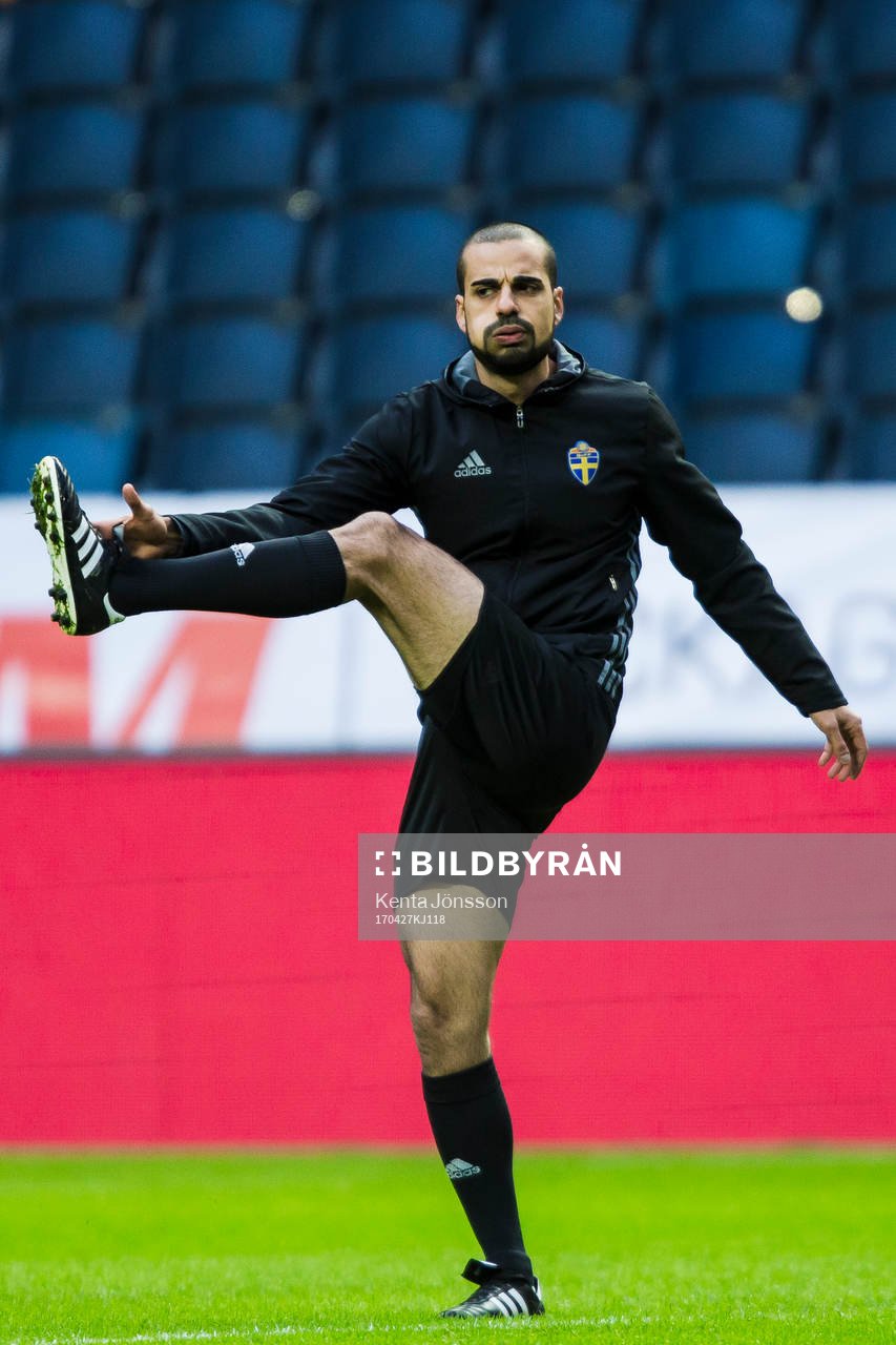 Domare Mohammed Al-Hakim värmer upp innan fotbollsmatchen