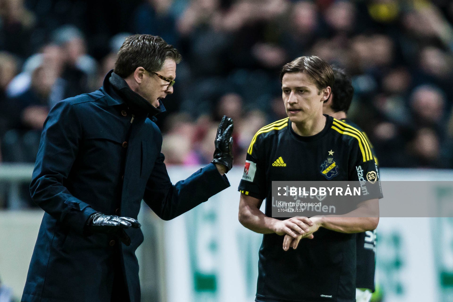 s tränare Rikard Norling diskuterar med Simon Thern