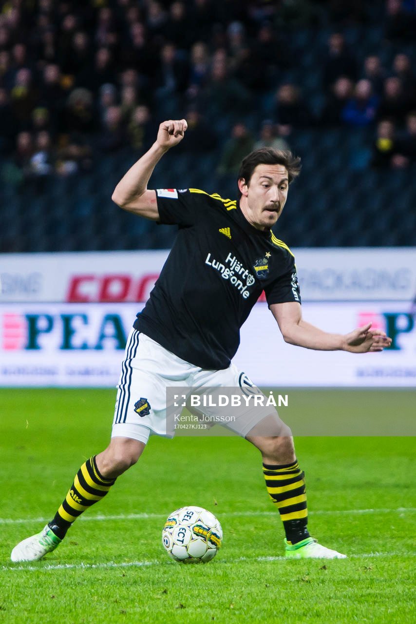 AIK:s Stefan Ishizaki i aktion under fotbollsmatchen i Allsvenskan mellan AIK och Sirius den 27 April 2017 i Solna. 