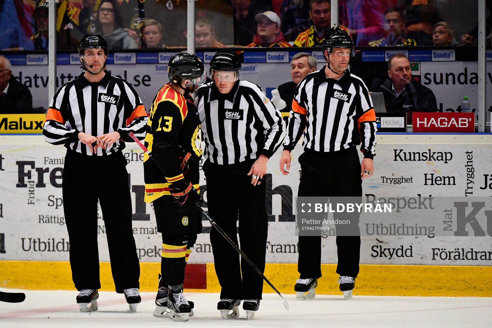 Brynäs Ryan Gunderson pratar med domarna