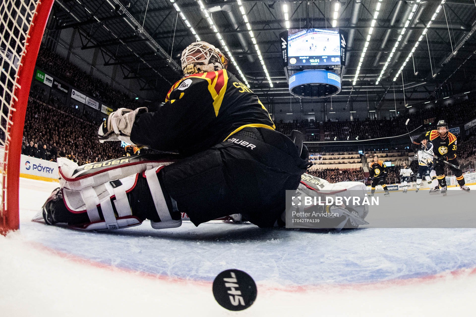 Brynäs målvakt Felix Sandström släpper in 0-2 målet av