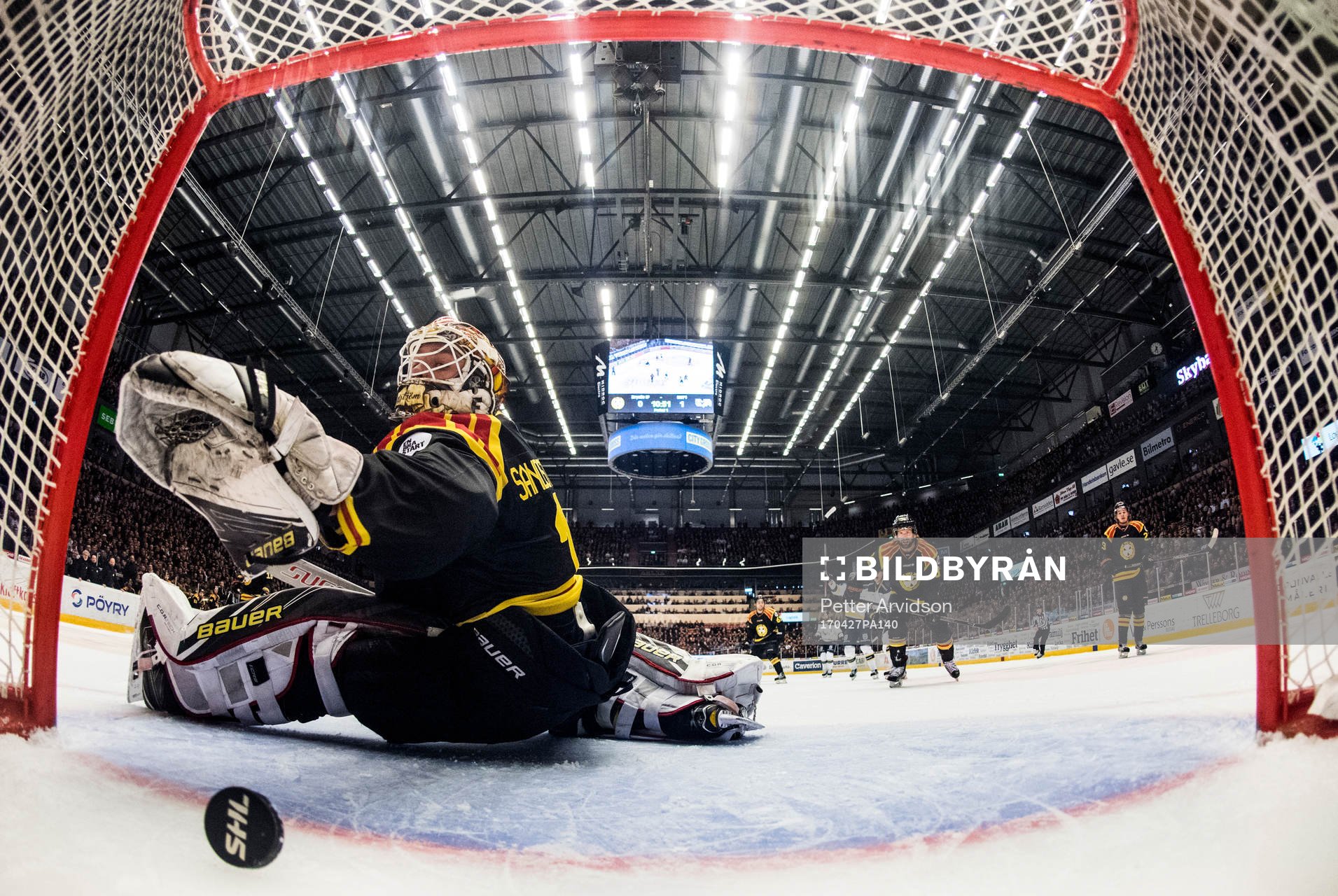 Brynäs målvakt Felix Sandström släpper in 0-2 målet av