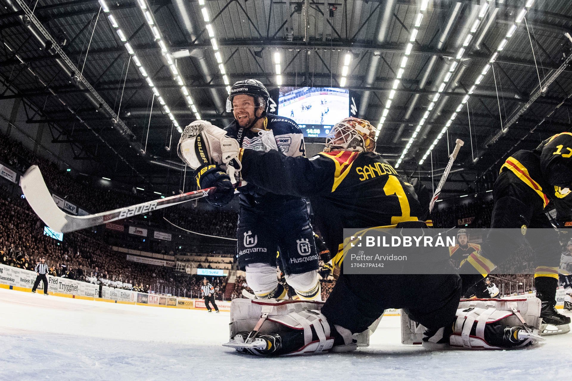 s Pär Arlbrandt oroar framför Brynäs målvakt Felix