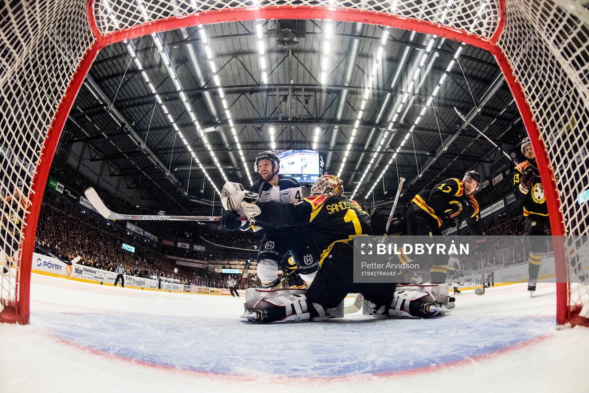 s Pär Arlbrandt oroar framför Brynäs målvakt Felix