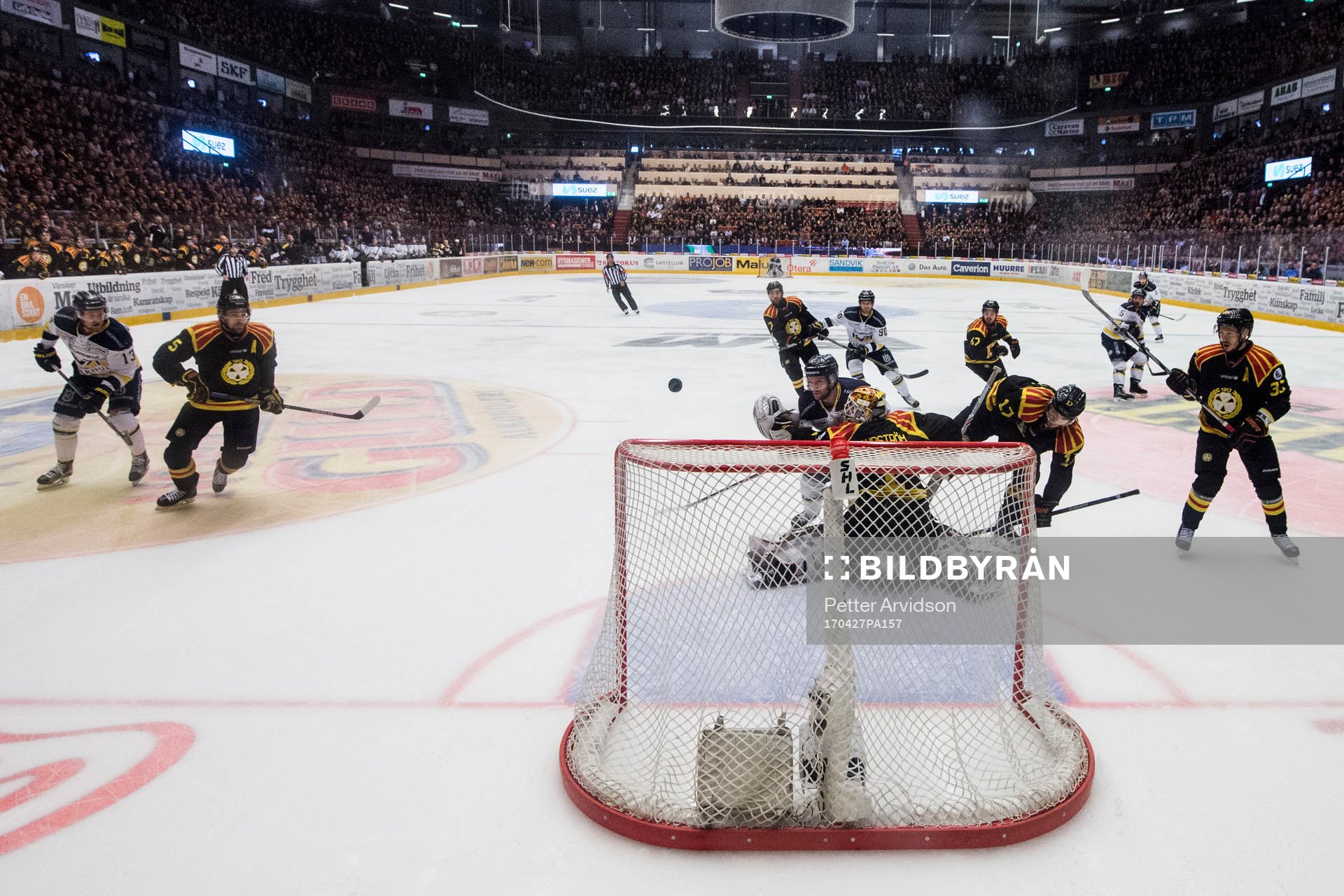 s Pär Arlbrandt oroar mot Brynäs målvakt Felix Sandström