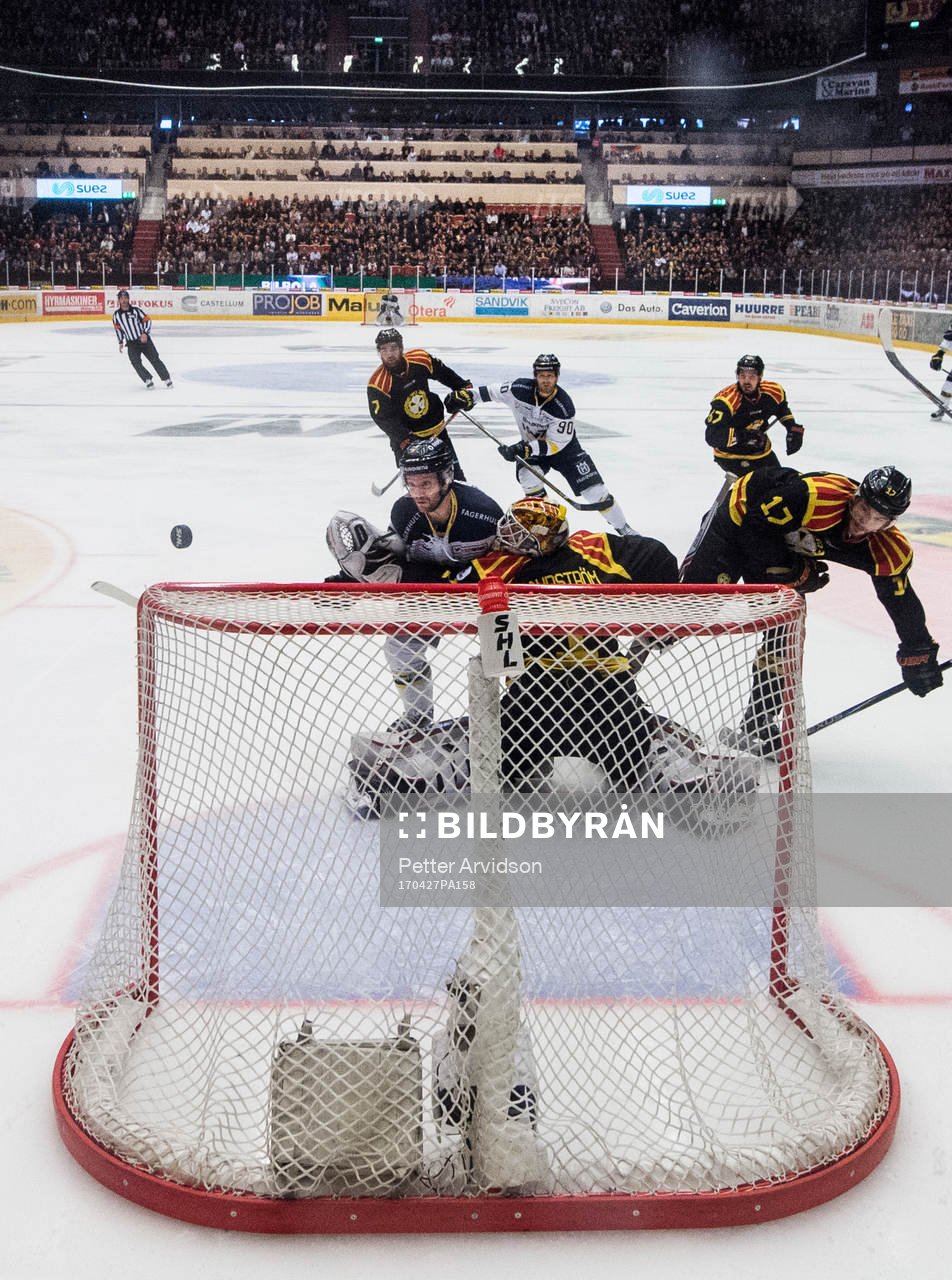 s Pär Arlbrandt oroar mot Brynäs målvakt Felix Sandström