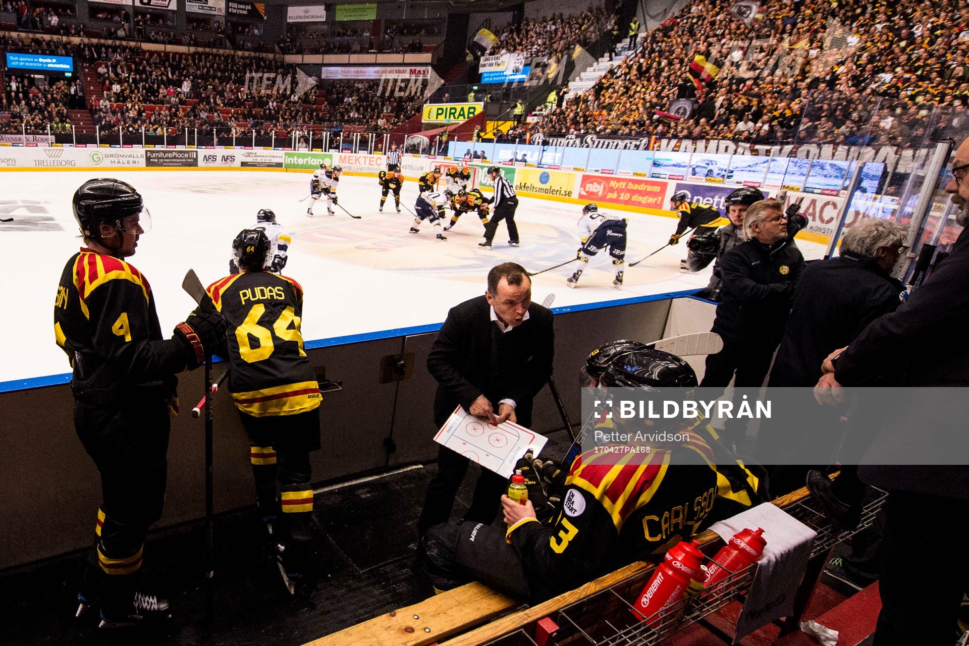 Brynäs tränare Thomas Berglund står i båset och