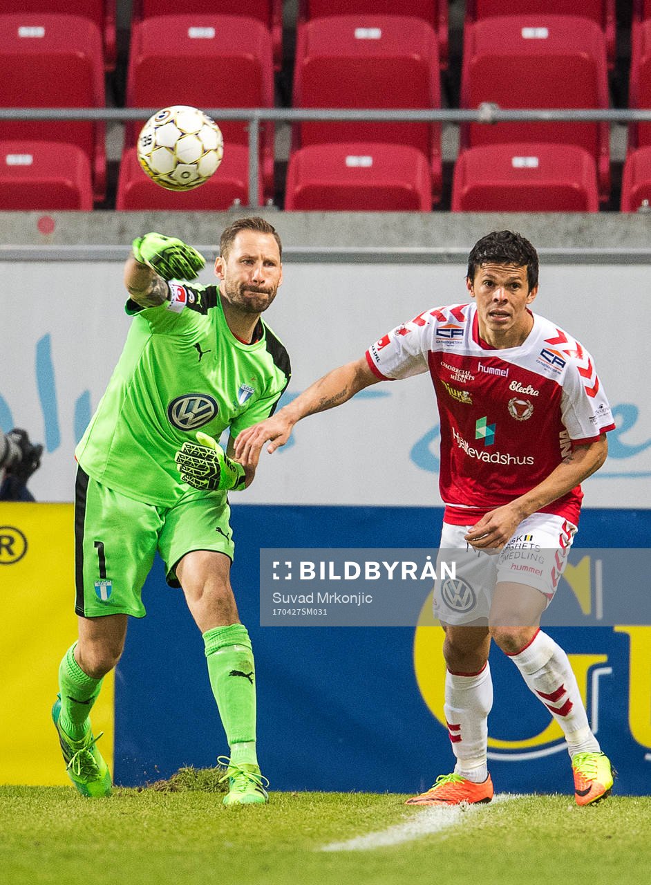 Malmö FFs målvakt Johan Wiland och Kalmars Romário