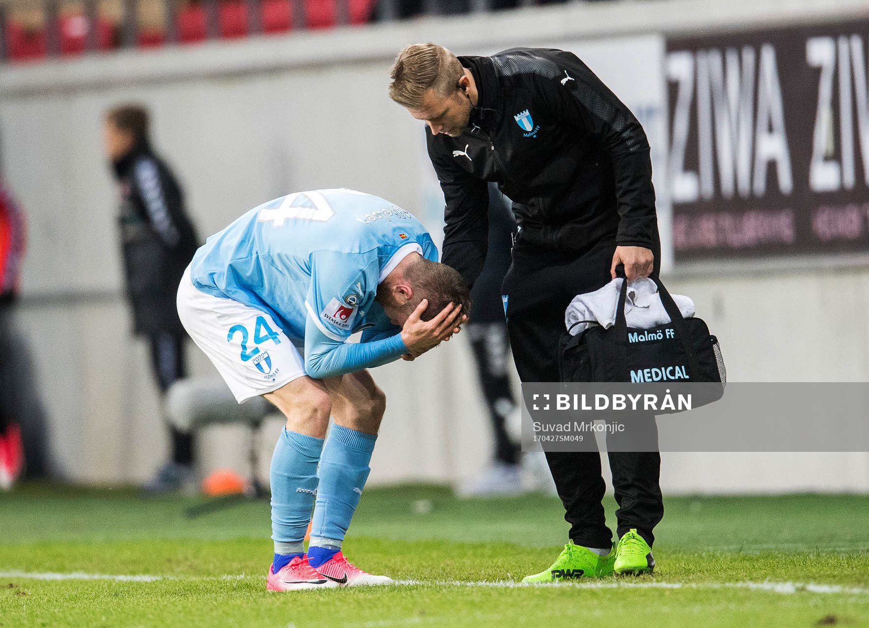 Malmö FFs Lasse Nielsen lämnar planen