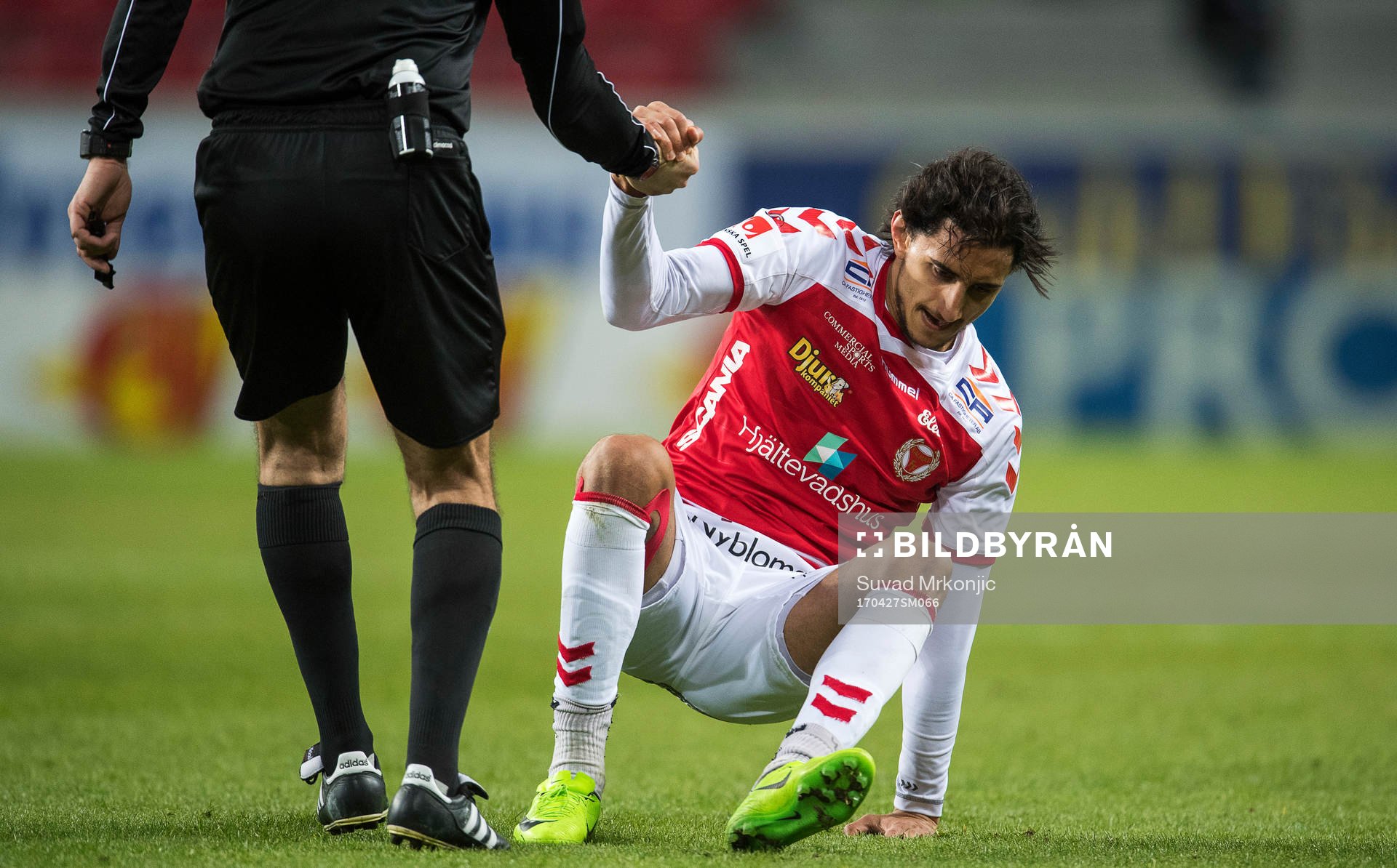 Kalmars Mahmoud Eid får hjälp av domare Bojan Pandzic att