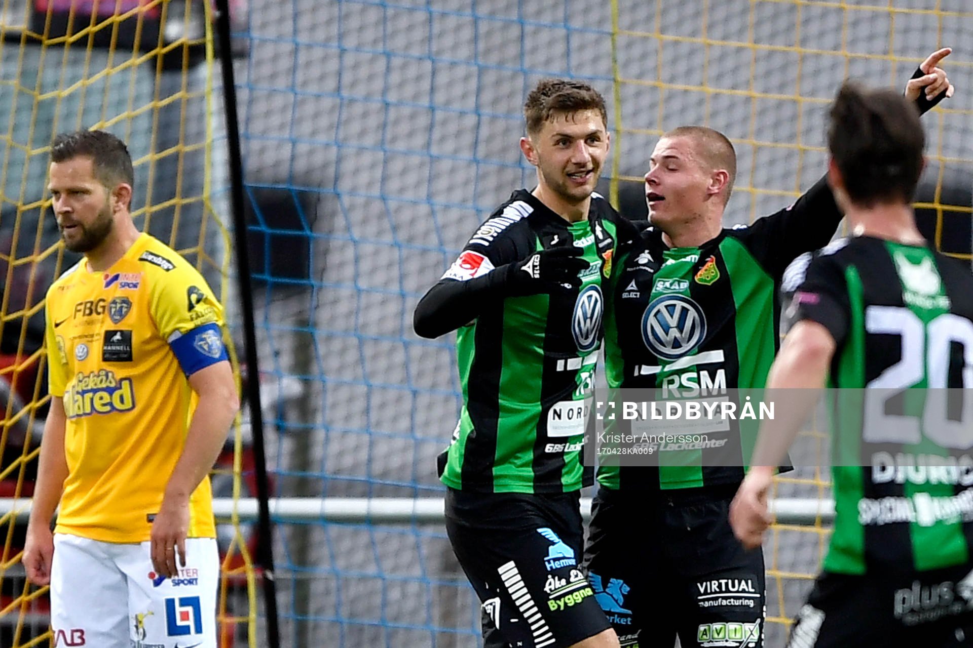 GAIS Dardan Rexhepi jublar med lagkamrater