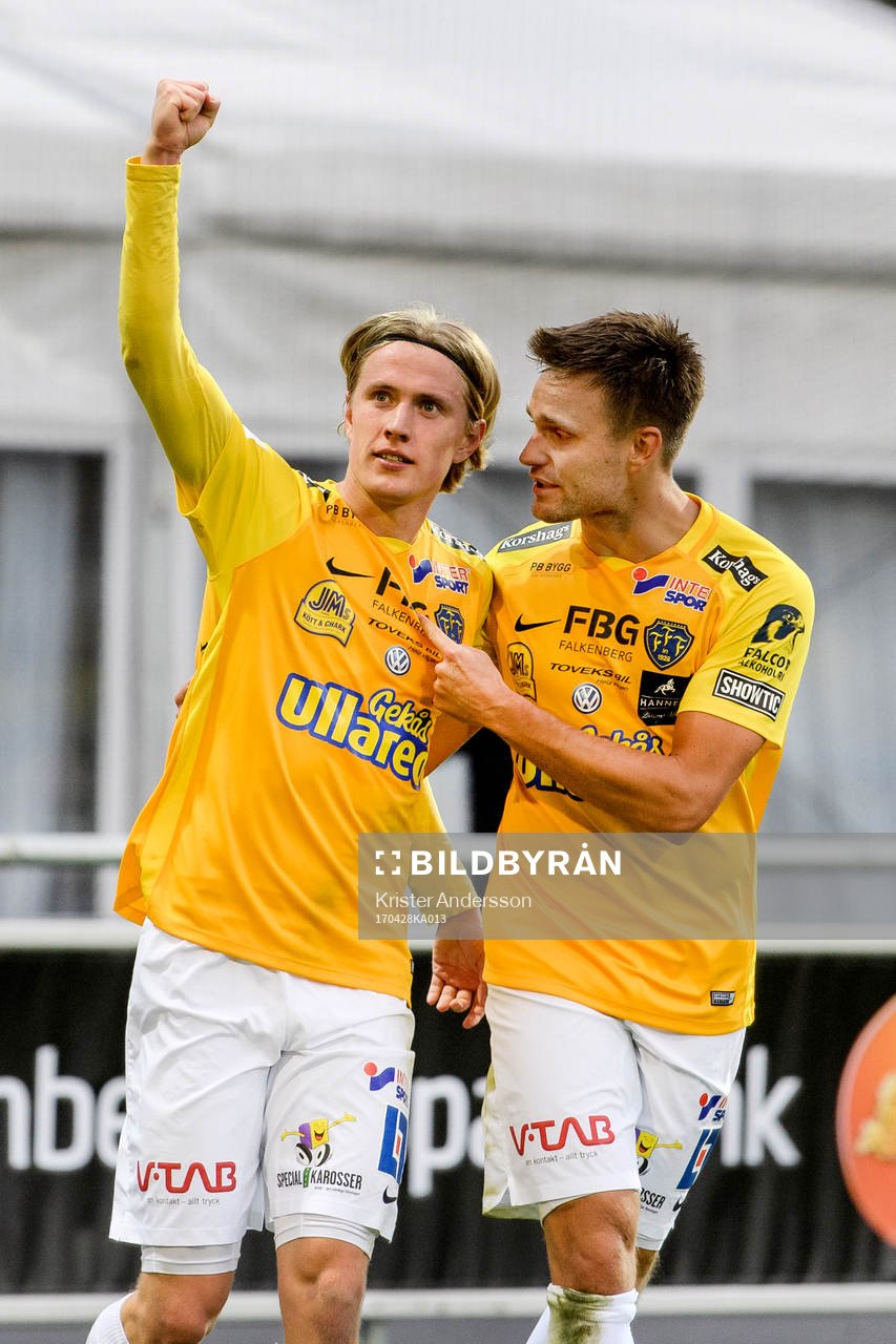Falkenbergs Viktor Götesson (v) och Johannes Vall (h) jublar efter 1-1 under fotbollsmatchen i Superettan mellan Falkenberg och GAIS den 28 april 2017 i Falkenberg.