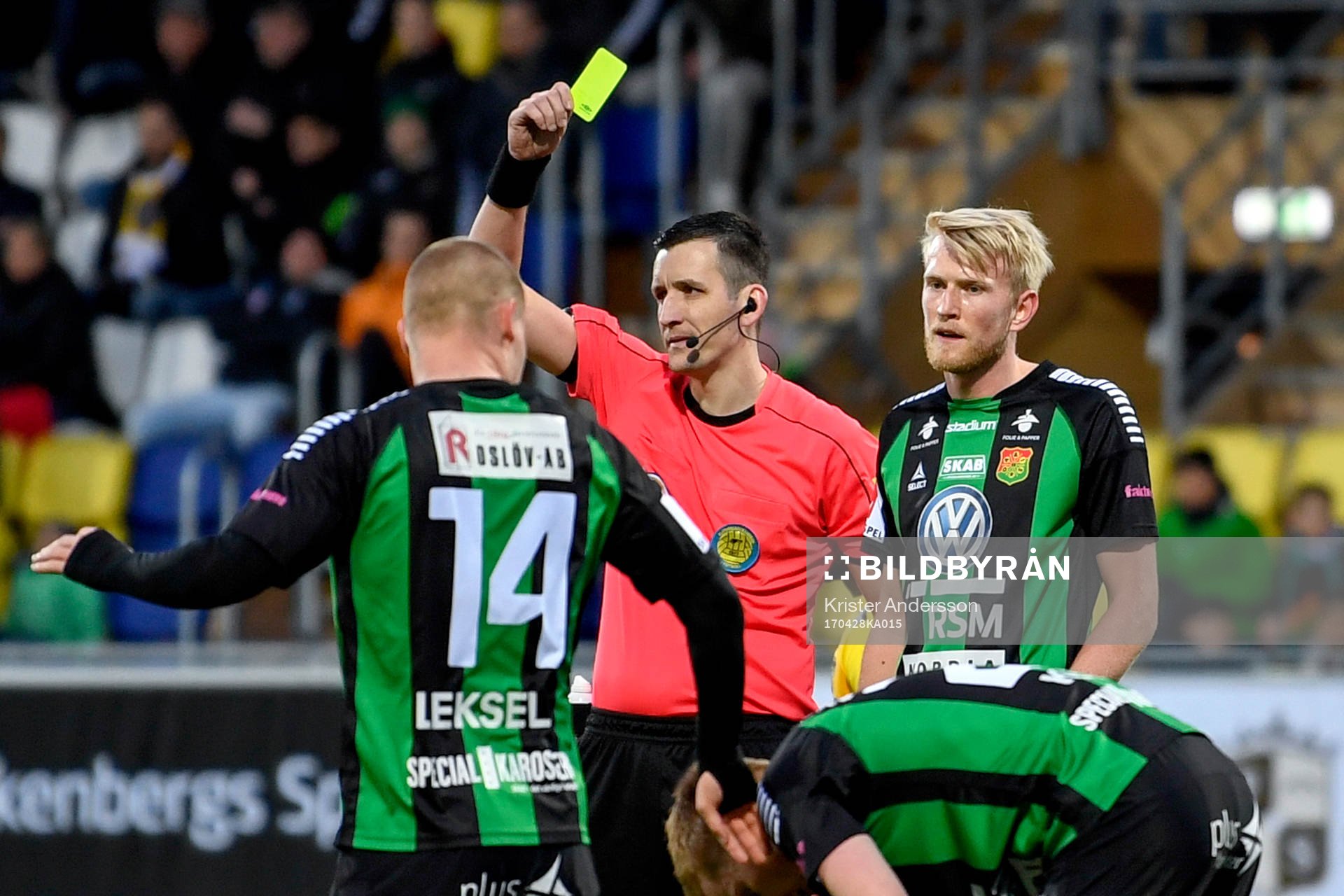 Domare Nermin Cisic ger GAIS Carl Nyström gult kort