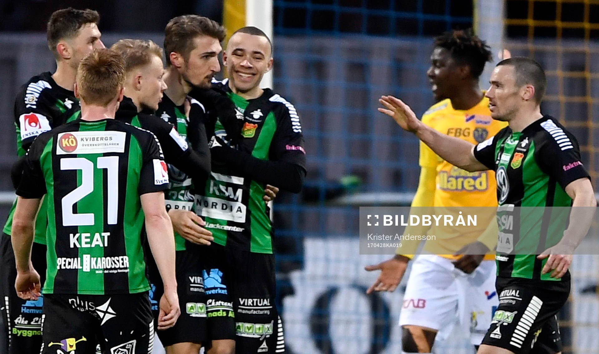 GAIS Dardan Rexhepi jublar med lagkamrater